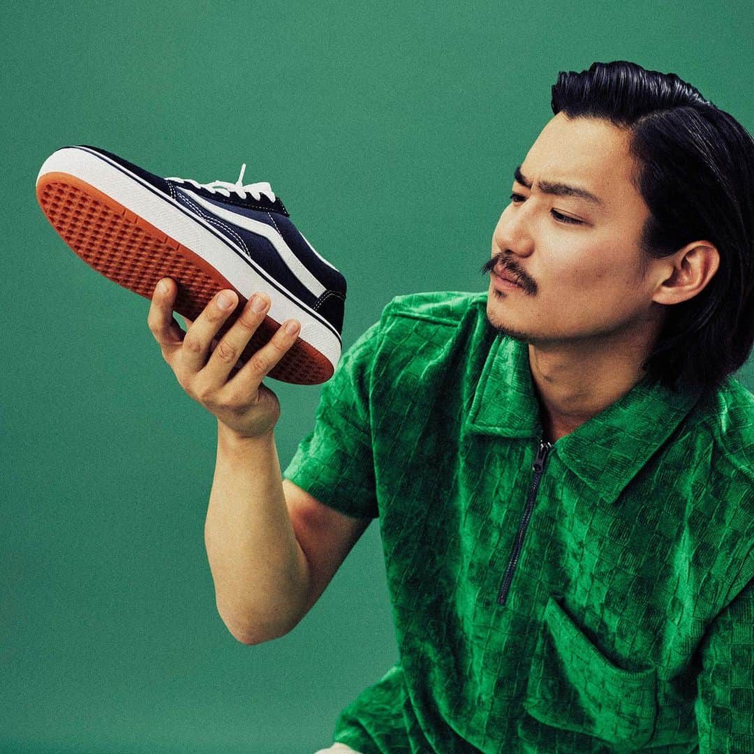 ヴァンズさんのインスタグラム写真 - (ヴァンズInstagram)「00年代に登場したV2000. NEW JAZZが、初の復刻リリース。  VANSのクラシックアイコンであるOLD SKOOLのシルエットを受け継ぎ、当時を知る人には懐かしくもあり、今見ると新しい1足。ブランドキャンペーン「THIS IS OFF THE WALL」に出演した俳優・野村周平がキービジュアルに再び登場。  V2000. NEW JAZZ の復刻モデルは2023年9月29日 (金) より販売開始。 詳しくは、www.vans.co.jpをチェック。  @qs86_shuhei」9月29日 12時01分 - vansjapan