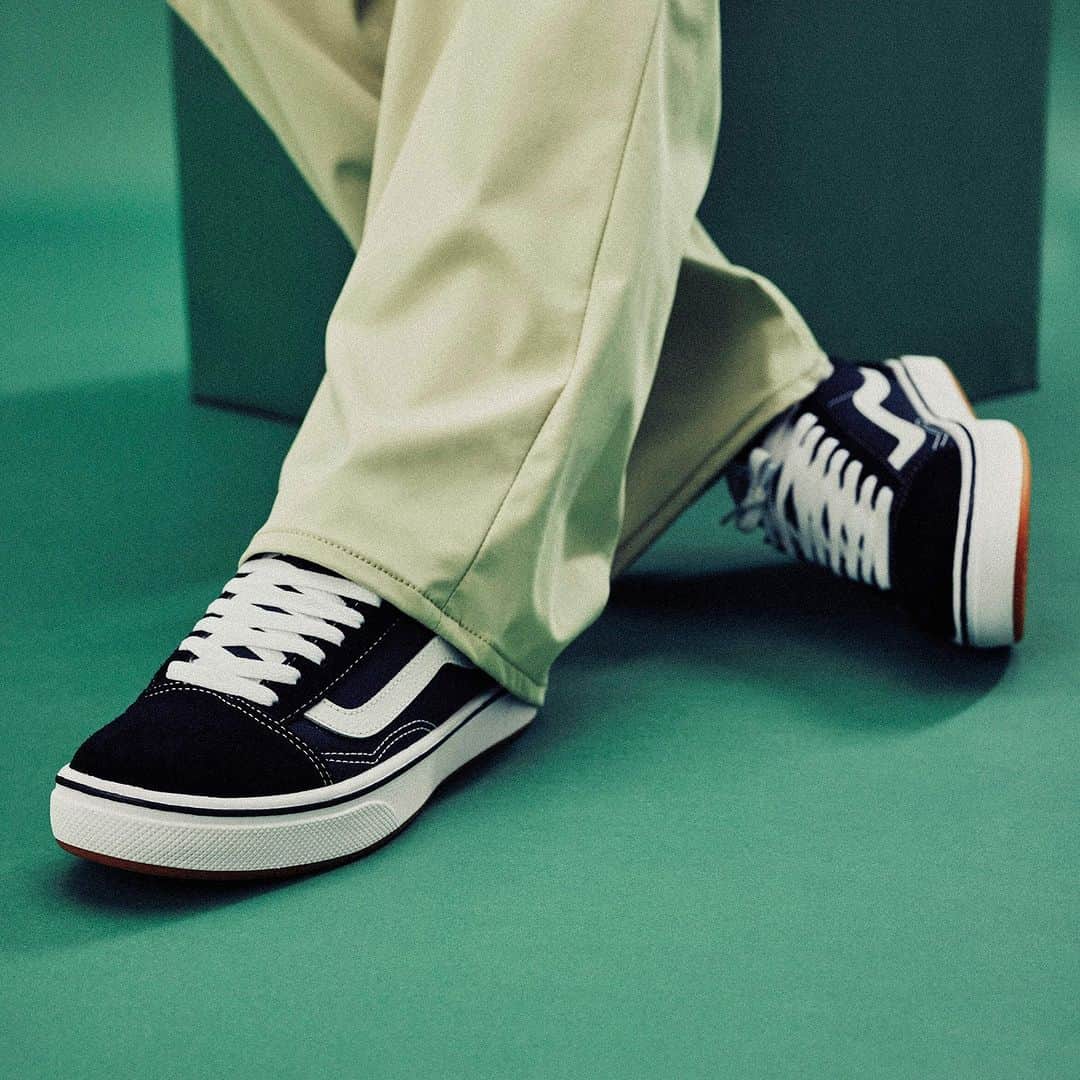 ヴァンズさんのインスタグラム写真 - (ヴァンズInstagram)「00年代に登場したV2000. NEW JAZZが、初の復刻リリース。  VANSのクラシックアイコンであるOLD SKOOLのシルエットを受け継ぎ、当時を知る人には懐かしくもあり、今見ると新しい1足。ブランドキャンペーン「THIS IS OFF THE WALL」に出演した俳優・野村周平がキービジュアルに再び登場。  V2000. NEW JAZZ の復刻モデルは2023年9月29日 (金) より販売開始。 詳しくは、www.vans.co.jpをチェック。  @qs86_shuhei」9月29日 12時01分 - vansjapan