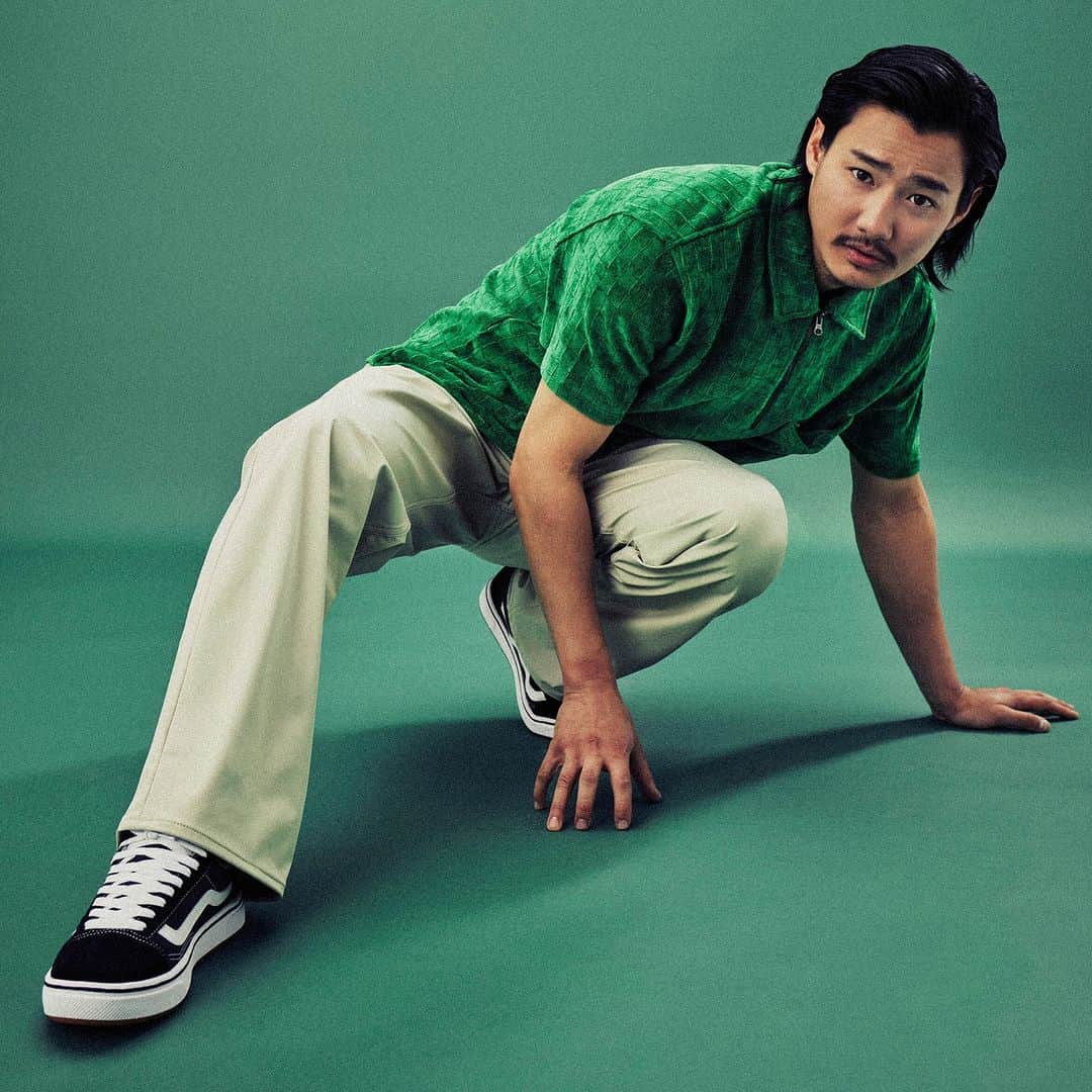 ヴァンズさんのインスタグラム写真 - (ヴァンズInstagram)「00年代に登場したV2000. NEW JAZZが、初の復刻リリース。  VANSのクラシックアイコンであるOLD SKOOLのシルエットを受け継ぎ、当時を知る人には懐かしくもあり、今見ると新しい1足。ブランドキャンペーン「THIS IS OFF THE WALL」に出演した俳優・野村周平がキービジュアルに再び登場。  V2000. NEW JAZZ の復刻モデルは2023年9月29日 (金) より販売開始。 詳しくは、www.vans.co.jpをチェック。  @qs86_shuhei」9月29日 12時01分 - vansjapan