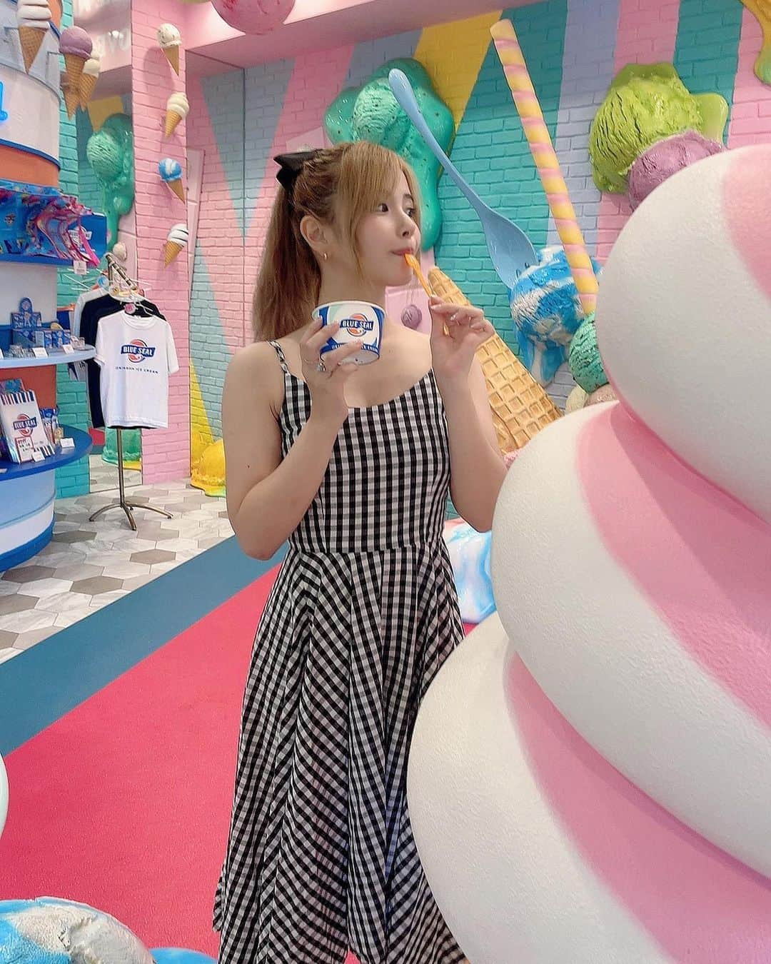 倉田瑠夏さんのインスタグラム写真 - (倉田瑠夏Instagram)「🍨🍧🍬🍭🍦🍪🍩  #blueseal #bluesealicecream #icecream #miyakojima #ig_japan #ブルーシール #ブルーシールアイス #アイスクリーム部 #japanesegirl #萌 #自拍 #模特 #粉我 #tbt #swag #动漫 #扎心了 #好吃 #甜點 #먹스타그램 #냠냠 #여행스타그램 #여행에미치다 #宮古島 #宮古島グルメ #宮古島旅行 #宮古島観光 #ポニーテール #ポニーテールアレンジ #旅行コーデ」9月29日 12時02分 - ruka.kurata