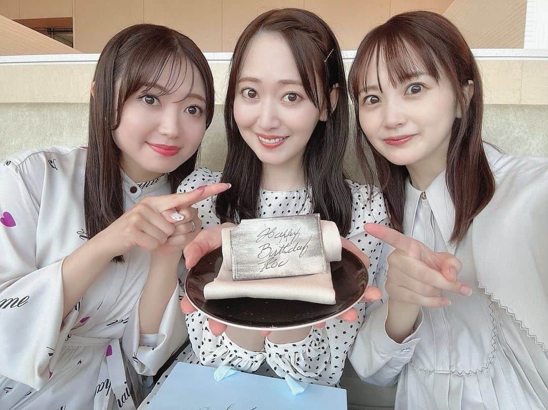 浜田コウのインスタグラム：「お誕生日を迎えました😌  しょこちゃんとりさちゃんがお祝いしてくれたの🥺🌸 素敵すぎるところでゆっくり過ごせてお祝いしてもらえて、ほんまに幸せだったなぁ♡ こうやって考えてくれる事が本当に嬉しい、、🥺  2人にはいつも支えてもらってばかり！優しい2人に感謝でいっぱい！ ほんまにいつもありがとう♡  happybirthdayのカードと思って掴んだらチョコレートで！上のとこ割れちゃったの💦 すごいおしゃれなチョコのメッセージカード✨ どれも美味しすぎて居心地よくて、また戻りたいくらい幸せな時間だった〜😌  この一年も楽しく過ごせたらいいな🌸」
