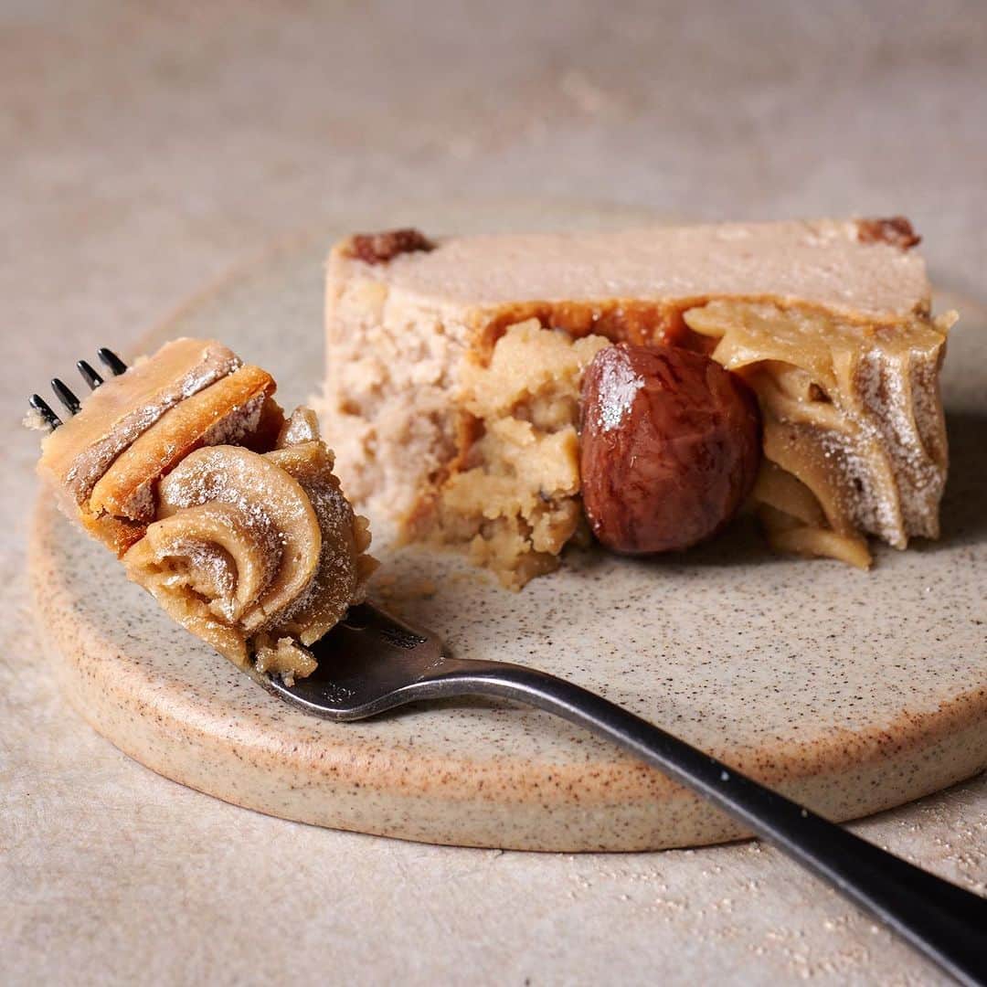 KIHACHI公式Instagramさんのインスタグラム写真 - (KIHACHI公式InstagramInstagram)「【キハチオンラインショップ】  パティスリー キハチのパティシエが、 ひとつひとつ丁寧に仕上げる〔フローズンスペシャリテ〕。 秋限定『キハチ ザ チーズケーキ マロン』を販売します🌰  和栗のモンブランクリームが華やかな、 秋らしいこっくりとした味わいのマロンチーズケーキ。🍂  コクのある北海道産クリームチーズと、フランス製のマロンピューレを絶妙なバランスで混ぜ合わせたアパレイユ。 ラムレーズンをアクセントに加え、華やかで奥深い味わいに仕上げました。  贅沢に栗を味わえる、上品な秋のフローズンスペシャリテを全国からお買い求めいただけます。 ぜひご賞味くださいませ。  【秋限定】 ■〔EC限定〕キハチ ザ チーズケーキ マロン ■価格：4,200円（送料・税込） ■販売情報：毎月1日発売（9月、10月、11月限定） ※朝10時より発売開始、数量限定のため無くなり次第終了  ‐‐‐‐‐‐‐‐‐‐‐‐‐‐‐‐‐‐‐‐‐‐‐‐‐‐‐‐‐‐‐‐‐‐‐‐‐‐‐‐‐‐‐  毎月1日に販売している、『キハチ ザ チーズケーキ』も販売いたします。こちらもお楽しみに🍃  レモンミルククランブルのザクザクとした食感と、 柑橘が華やかに香る、くちどけなめらかなチーズケーキです。  【定番】 ■〔EC限定〕キハチ ザ チーズケーキ ■価格：3,980円（送料・税込） ■販売情報：毎月1日 ※朝10時より発売開始、数量限定のため無くなり次第終了。  【販売店舗】 キハチオンラインショップ ・オフィシャルショップ（自社） ・楽天市場店  ★EC(オンラインショップ)限定商品です。  #キハチ #パティスリーキハチ #KIHACHI #キハチカフェ #マロン #栗 #栗活 #marron #マロンスイーツ #栗スイーツ #チーズケーキ #キハチザチーズケーキ #KIHACHITHECHEESECAKE #冷凍チーズケーキ #冷凍ケーキ #デザート #お取り寄せ #お取り寄せスイーツ #お取り寄せグルメ #贈り物 #プレゼント #ご褒美 #誕生日 #誕生日プレゼント #プレゼント #限定 #限定グルメ #限定商品 #毎月1日発売 #期間限定 #数量限定」9月30日 19時00分 - kihachi_official