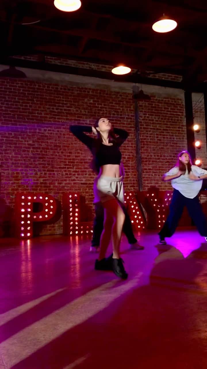 あんなのインスタグラム：「Today’s choreo @theplaygroundla by @dextercarr  🎶 Angels in Tibet @amaarae」