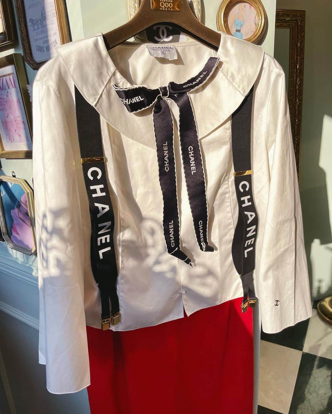 vintage Qooさんのインスタグラム写真 - (vintage QooInstagram)「Inspired by #Chanel 1994 collection❤️‍🔥  ▼Customer service English/Chinese/Korean/Japanese *Please feel free to contact us! *商品が見つからない場合にはDMにてお問い合わせください   ▼International shipping via our online store. Link in bio.  #tokyovintageshop #오모테산도 #omotesando #aoyama #表參道 #명품빈티지 #빈티지패션 #도쿄빈티지샵  #ヴィンテージファッション #ヴィンテージショップ #chanelvintage #chanel #vintagechanel #chanelclassic #chanellover #빈티지샤넬 #샤넬  #シャネル #샤넬클래식 #chanelclothes」9月29日 12時06分 - vintageqoo