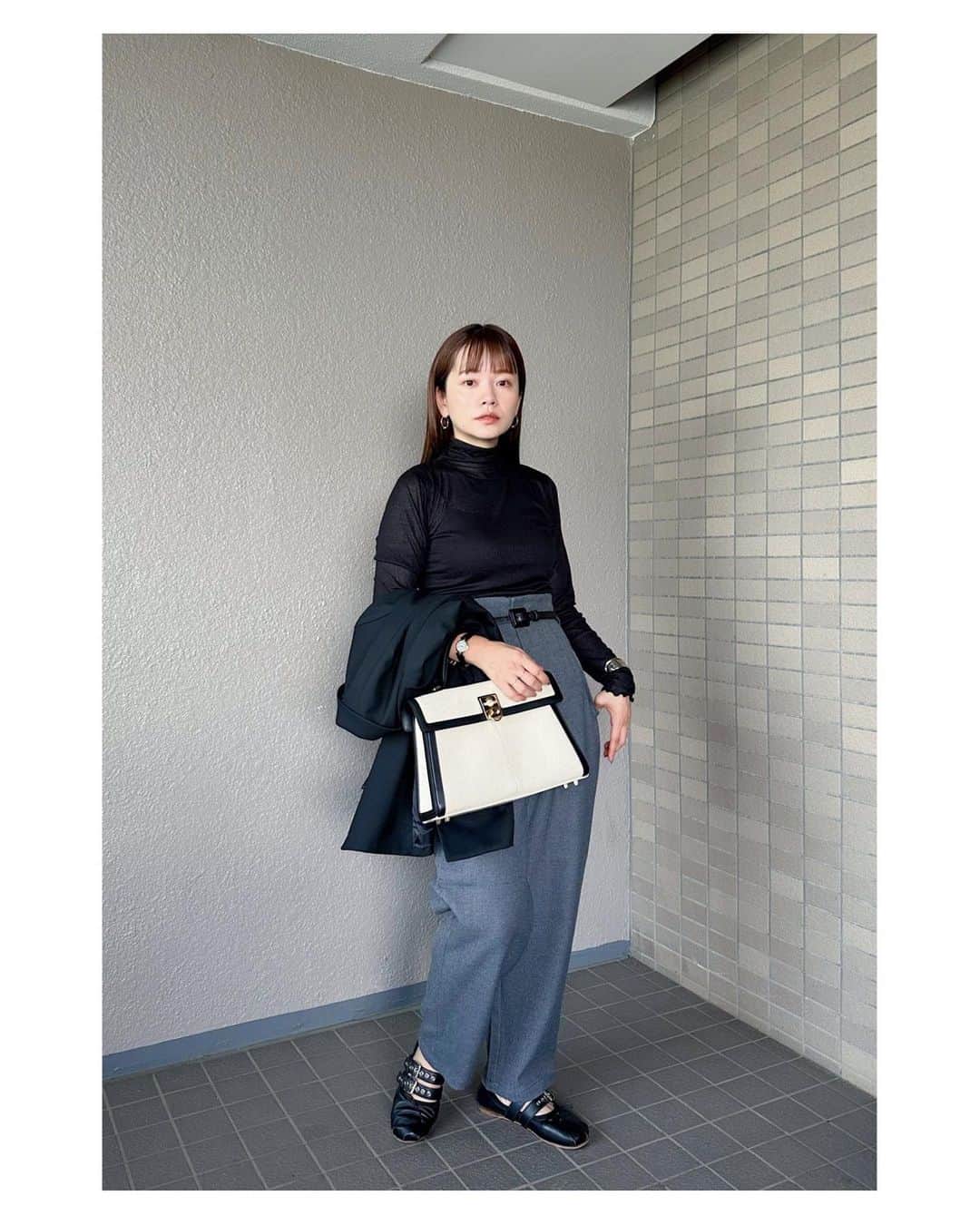 高山直子のインスタグラム：「10月発売の冬物パンツおろしちゃった🤭とても形が綺麗なハイウエストパンツです。お楽しみに🫶 シアートップスとの相性抜群◎ アイテムはタグ付けしてます🏷️」