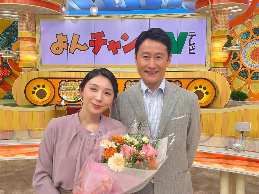 MBSアナウンサー公式のインスタグラム：「💐 秋になり、 テレビ局は改編期を迎えています。  「よんチャンTV」のスタジオ担当を 2年半務めた野嶋アナ。  この秋の担当変えで 番組を離れることになりました。  アナウンサーの仲間も スタジオに駆けつけ、 みんなと撮影。  河田アナの 優しい笑顔に、最後は号泣！  野嶋アナ、2年半お疲れ様でした👏  10月からも #よんチャンTV をよろしくお願いします。  #アナウンサー #改編期 #号泣 #ゴウキュウンサー」