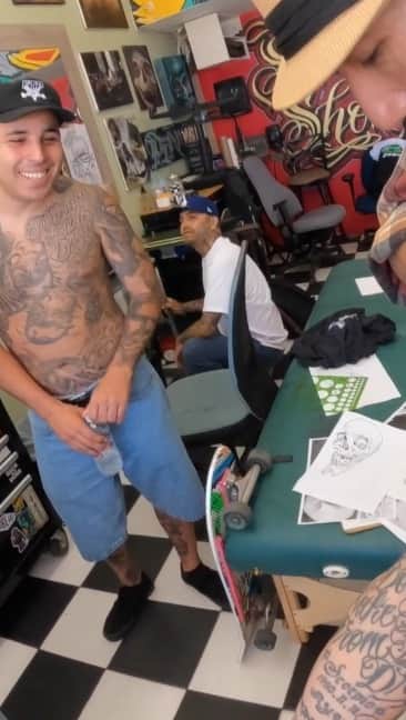 GAYA-Kのインスタグラム：「- さて今回のお話しは アメリカは Venice Beachを拠点に活動する⛱️🌊🌴 TATTOOアーティストの DeNOVO @ryusuke__san pt.2✌️ みんなが知っているような！ 有名なアーティストのTATTOOを手掛けたり 絵を描いたりデザインしたりと 同い年ながら彼のスキルと功績は素晴らしい👏 (実は俺もお願いしてる案件がある🤫) そんなDeNOVOを もっとみんなに知ってもらって 応援して欲しくて🔥 彼のプライベートに直撃してみた🎥 どうぞご覧ください💁🏻‍♂️」