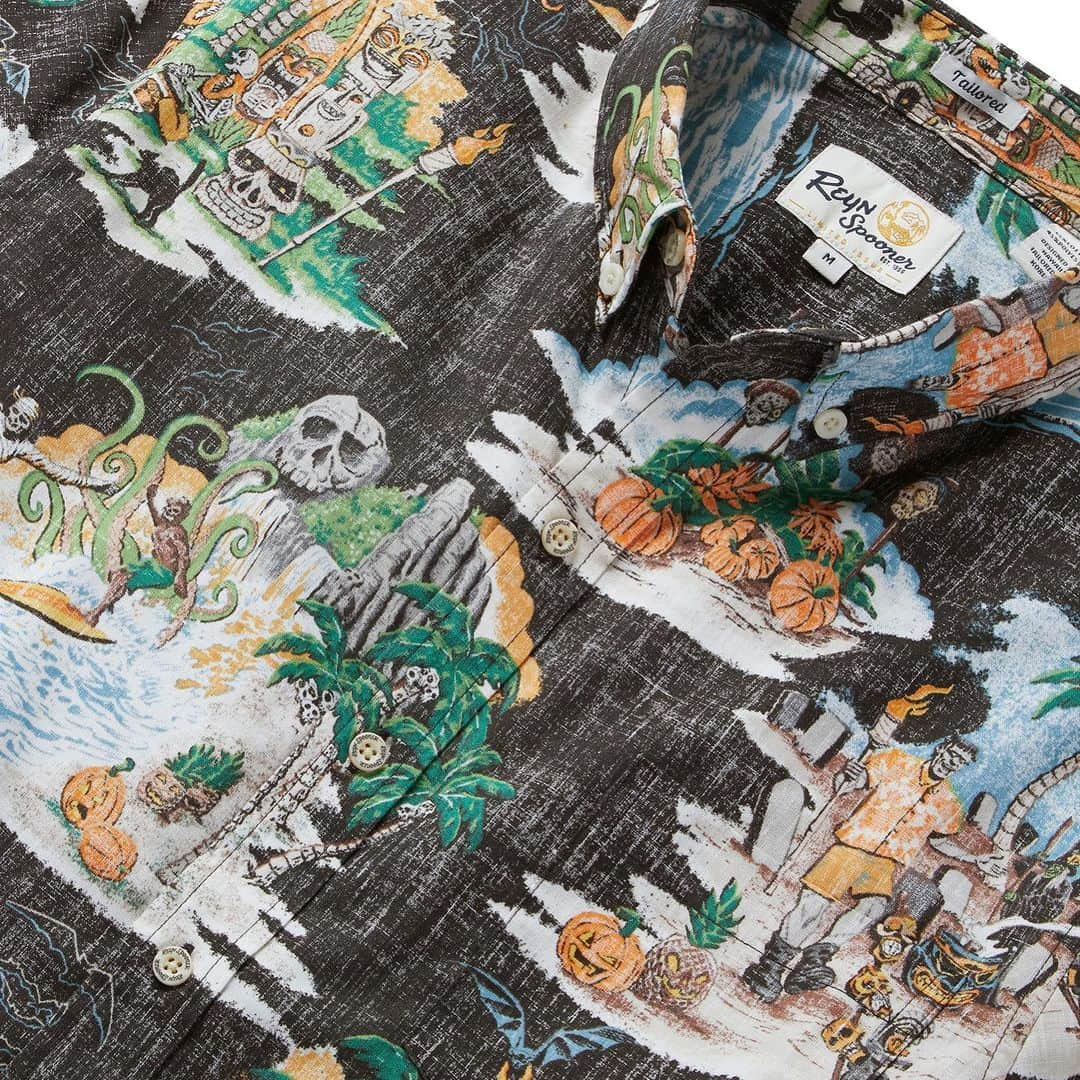 レインスプーナーのインスタグラム：「Say Aloha to spooky season in our fan favorite Halloween print, that’s so good - it’s scary. Look closely and you’ll see mummy and warewolf surfing, bats wearing leis and Frankenstein looking good in his 50th State Spooner. Available in-store and online now.」