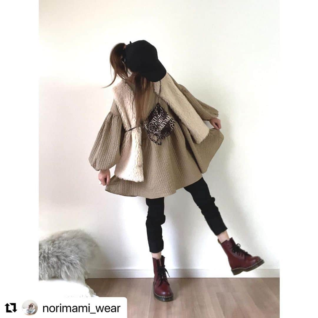 lbcmarketのインスタグラム：「@norimami_wear さん❤️素敵な投稿ありがとうございます♪  #Repost @norimami_wear with @use.repost ・・・ ᵗᑋᵃᐢᵏ ᵞᵒᵘ ¨̮ ᶠᵒᴿ ᴠᴵᔆᴵᵀᴵⁿᵍ ¨̮  ғℓℓöω 𝕞ё 👼🏻　 @norimami_wear  ふんわりリバーシブルボアベスト🐑  ボアとスエード見え素材のリバーシブルだよん 。 。 丸みのあるボタンの組み合わせはLBCさんならではかわたんchoice♡  裏と表気分に合わせて着こなしができる秋冬にピッタリベストです  🏷LBC @lbc_official_  リバーシブルボアベスト  🏷MARRY ME @marryme__official  mini shop bag 🥨  bottoms @leejeans  boots @drmartens_japan   🦷item紹介はWEAR投稿からご覧くださいね🛒  #pr#大人カジュアル#ゆるコーデ#秋コーデ #大人カジュアル#大人ファッション#パンツコーデ#パンツスタイル#wear#zozo#zozotown#wear更新#秋コーデ#秋冬コーデ #アウターコーデ#marryme_code#babylike#marryme#ブラウス#ブラウスコーデ#ミニバッグ#lbc#エルビーシー#ボアベスト#ベストコーデ」