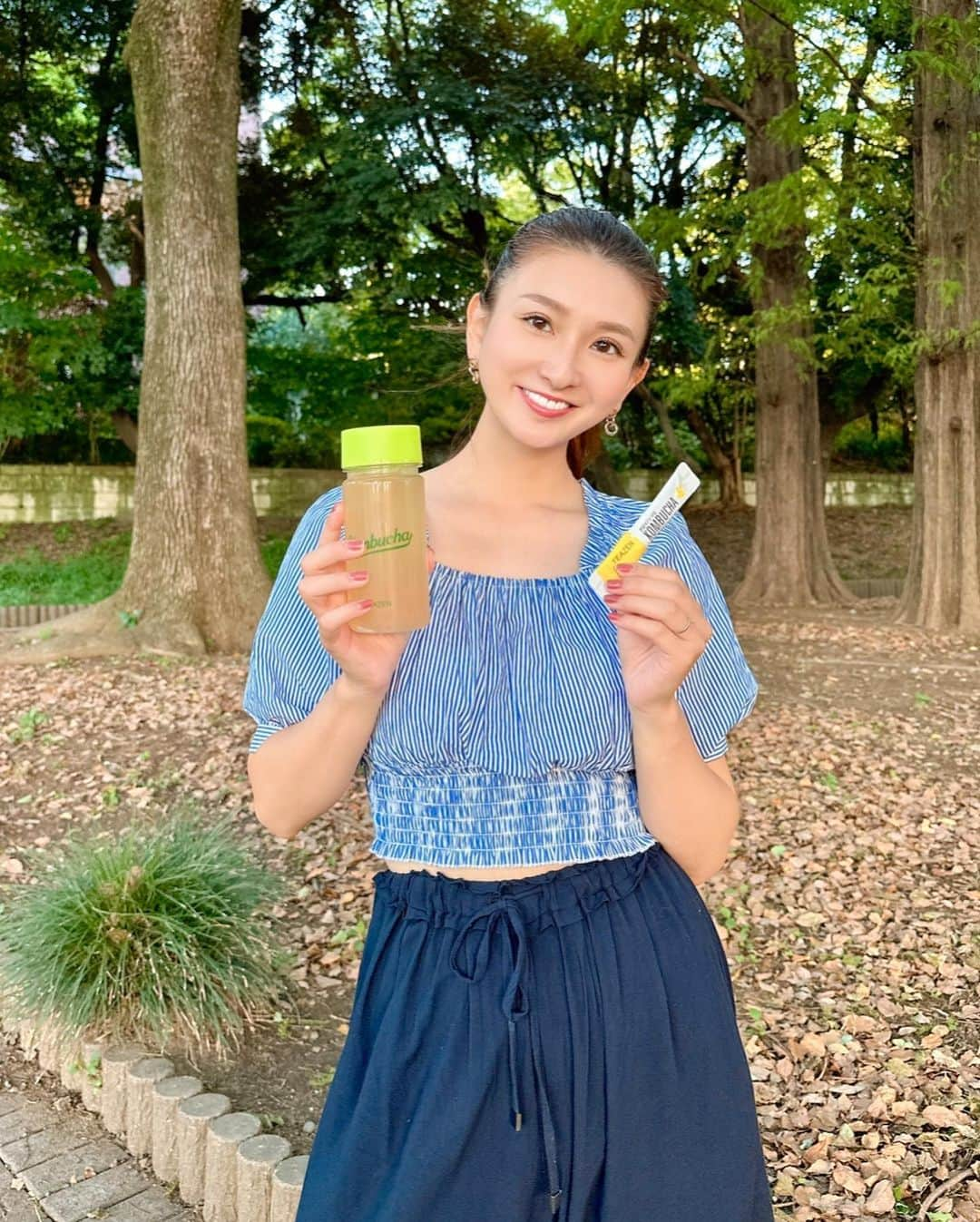 まあみのインスタグラム：「. . (@teazenofficial )様の ゼロシュガーアイスティー🍹 ✨ 韓国コンブチャNO.1のTEAZEN🇰🇷  大人気韓国アイドルが飲んでいる姿が話題になって、 日本でも人気上昇になった TEAZENコンブチャから発売の新商品✌️  ・砂糖なし ・低カロリー ・お水で溶ける ・後味スッキリ  シュガーフリーでも低カロリーでも アイスティーの甘さはそのまま！  紅茶と果物、 TEAZENだけの最高の組み合わせ🩷 口当たりは甘く、後味はさっぱり🍹  スティックタイプなので持ち運びに便利♩ お家だけではなく外出先でも🙆‍♀️ 水300ml~500mlにスティック1本を 加えよくかき混ぜるだけ🫶 冷たい水や氷水でもすぐ溶けるので いつでもどこでも簡単に飲みやすい😋  カロリーゼロのため、 ダイエット中、 コーヒーやジュースの代わりにピッタリ✨️  是非お試し下さい😆🩵  (@teazen.jp.official )  . .  #TEAZEN#ティーゼン#韓国 #韓国食品#韓国茶#紅茶 #健康飲料#ダイエット#韓国飲料 #韓国好きな人と繋がりたい #低カロリー#コンブチャ#ティー #機能性飲料#運動#健康 #スティック型#楽天 #楽天スーパーセール」