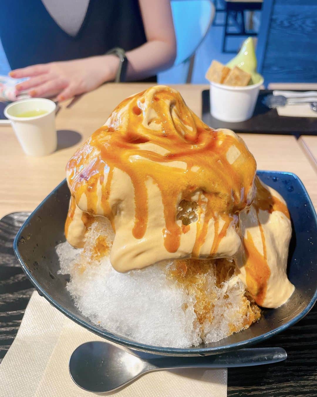 新井恵理那さんのインスタグラム写真 - (新井恵理那Instagram)「YouTubeで話していた滋賀&京都旅行〜☆ひこにゃんパネル、リアリティーありますよね(*≧∀≦*)笑  はじめて登った彦根城でしたが、こ、こんなにハードなお城だったとは!と驚きました(・∀・) 天守閣を吹き抜ける風は心地よかったですよ☆  宿泊は城下町の風情を堪能できる宿に…♪ 屋根裏部屋に泊まるのはワクワクしました(^O^)  近くで親子丼をいただき、いい夜でした♪ フワフワかき氷、絶品でしたーーーー(〃ω〃)  #滋賀 #彦根城 #ひこにゃん  #本町宿 #ほっこりや #源三郎  #新井恵理那 #centforce」9月29日 12時37分 - elina_arai