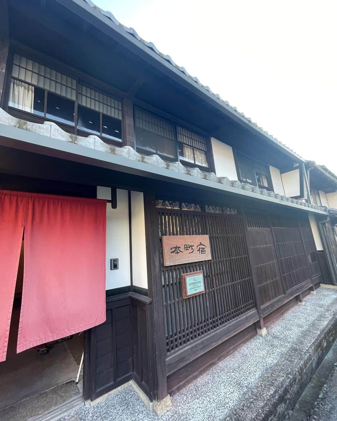 新井恵理那さんのインスタグラム写真 - (新井恵理那Instagram)「YouTubeで話していた滋賀&京都旅行〜☆ひこにゃんパネル、リアリティーありますよね(*≧∀≦*)笑  はじめて登った彦根城でしたが、こ、こんなにハードなお城だったとは!と驚きました(・∀・) 天守閣を吹き抜ける風は心地よかったですよ☆  宿泊は城下町の風情を堪能できる宿に…♪ 屋根裏部屋に泊まるのはワクワクしました(^O^)  近くで親子丼をいただき、いい夜でした♪ フワフワかき氷、絶品でしたーーーー(〃ω〃)  #滋賀 #彦根城 #ひこにゃん  #本町宿 #ほっこりや #源三郎  #新井恵理那 #centforce」9月29日 12時37分 - elina_arai