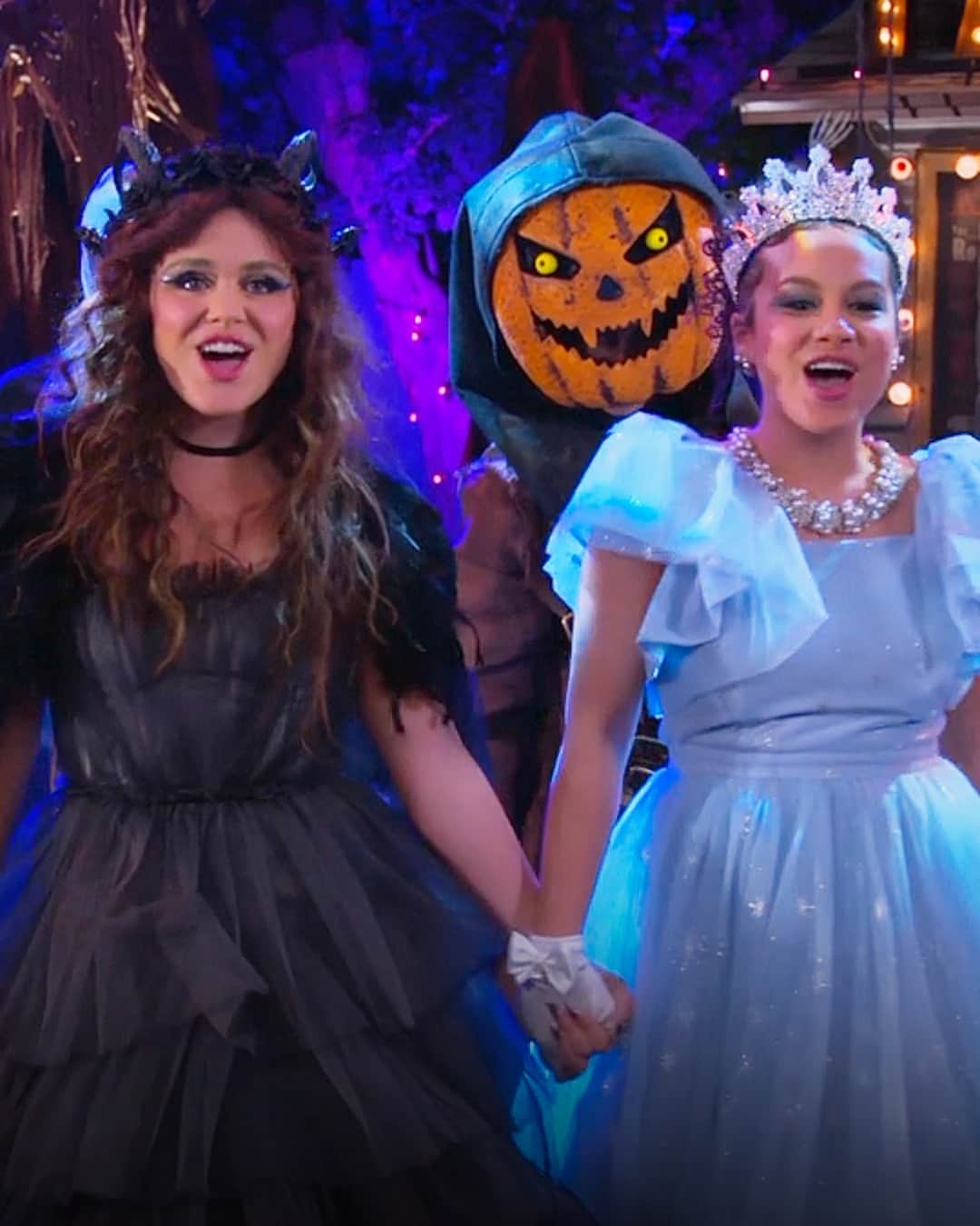 Disney Channelさんのインスタグラム写真 - (Disney ChannelInstagram)「Pick your Halloween mood 🎃 . . .  🎥: The Villains of Valley View」9月30日 1時00分 - disneychannel