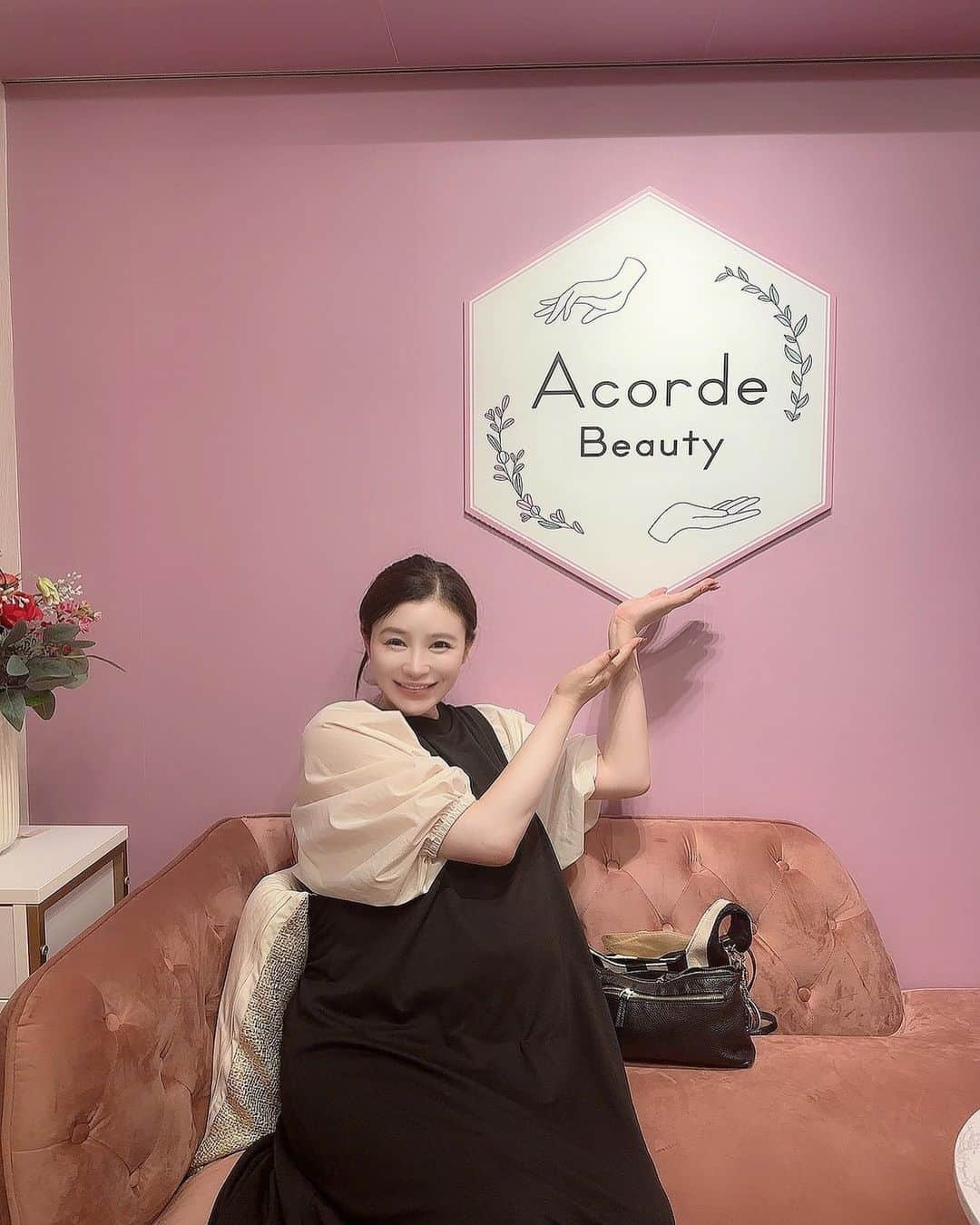 手島優のインスタグラム：「・  @acorde.beauty さんでマタニティマッサージ受けて来ました🖐️ 　  今回もオールハンドで妊娠中でも触って大丈夫な箇所をきちんとみて頂きながら丁寧に施術して頂けて感謝です🥺　  辛かった腰痛と恥骨痛もかなり和らいで、 足のむくみもかなりスッキリしました🦵  嬉しい😭  ありがとうございます！！✨  #アコルデビューティー　 #恵比寿マタニティマッサージ #マタニティマッサージ #恵比寿オールハンドマッサージ #筋膜リリース #恵比寿痩身　#恵比寿エステ #ダイエット　#疲労回復　#リラックス　#マタニティライフ　#腰痛　#恥骨痛　#妊娠後期」