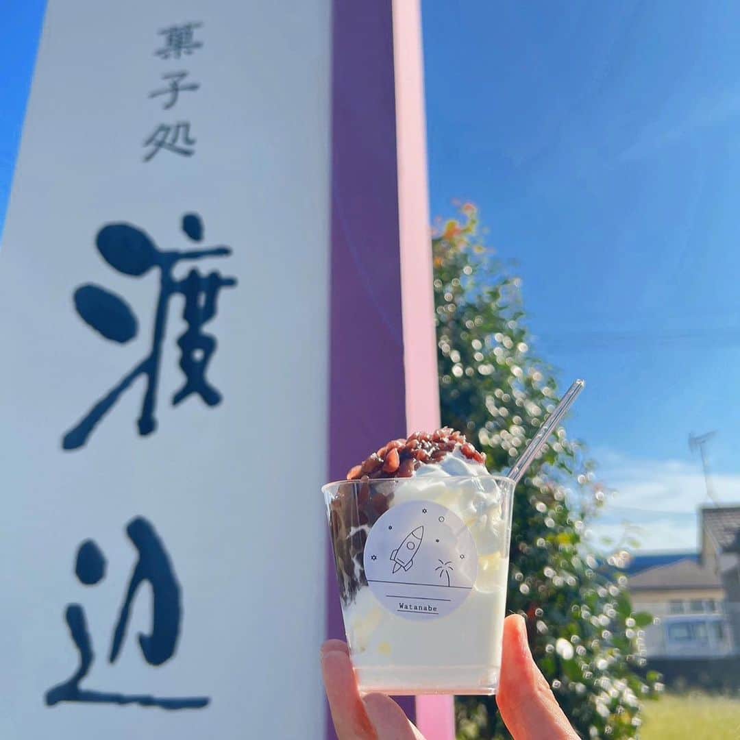 上妻未来のインスタグラム：「ついにコラボ商品が完成しました🙌  名店 菓子処 渡辺さんから新発売されるソフトクリーム🍦 のパッケージをデザインさせて頂きました😆💕  JALのファーストクラスで提供している渡辺さんのお菓子。  まず牛乳がすっごく美味しい。 そして、ソフトクリームにすると もう絶品なんですよ。本当に😭💕  渡辺さんありがとうございました🙏✨  皆さんもぜひ、 召し上がってくださいね💓💓💓  #種子島牛乳 #種子島グルメ  #種子島 #ソフトクリーム」