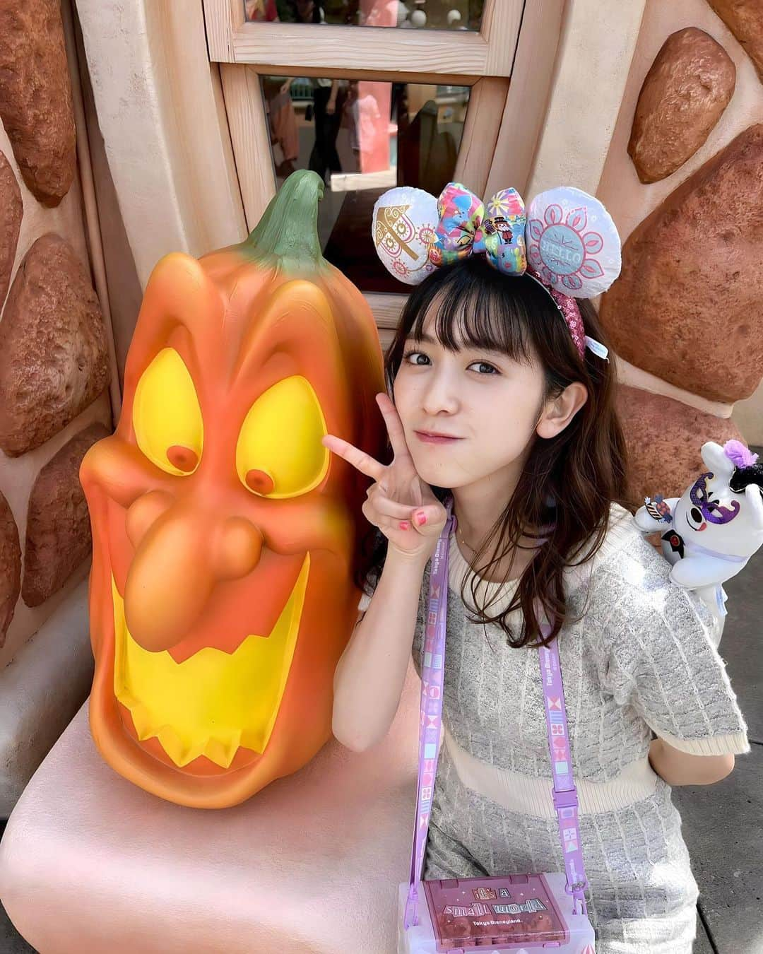 小泉遥香さんのインスタグラム写真 - (小泉遥香Instagram)「￤𝓱𝓪𝓵𝓵𝓸𝔀𝓮𝓮𝓷…🎃🍬✨  初めて#肩のせぬいぐるみ を買ってみた⸜(* ॑ ॑* )⸝  ハロウィン限定のパレードを見たり、大好きな｢ホーンテッドマンション・ホリデーナイトメア｣に乗れたりと🎅🎃🕸  めちゃくちゃ満喫しちゃいました🍿✨  photo by…次女るか  #ディズニーランド #東京ディズニーランド #ホーンテッドマンション#ホリデーナイトメア#肩乗せぬいぐるみ  #ハロウィン #Dハロ #アイドル #TDL #disney #halloween #idol #小さい頃はよく仮装して行ってたなぁ #パーク内にいたミニベルとハイタッチしたよ💛」9月29日 12時44分 - haruka_koizumi_official