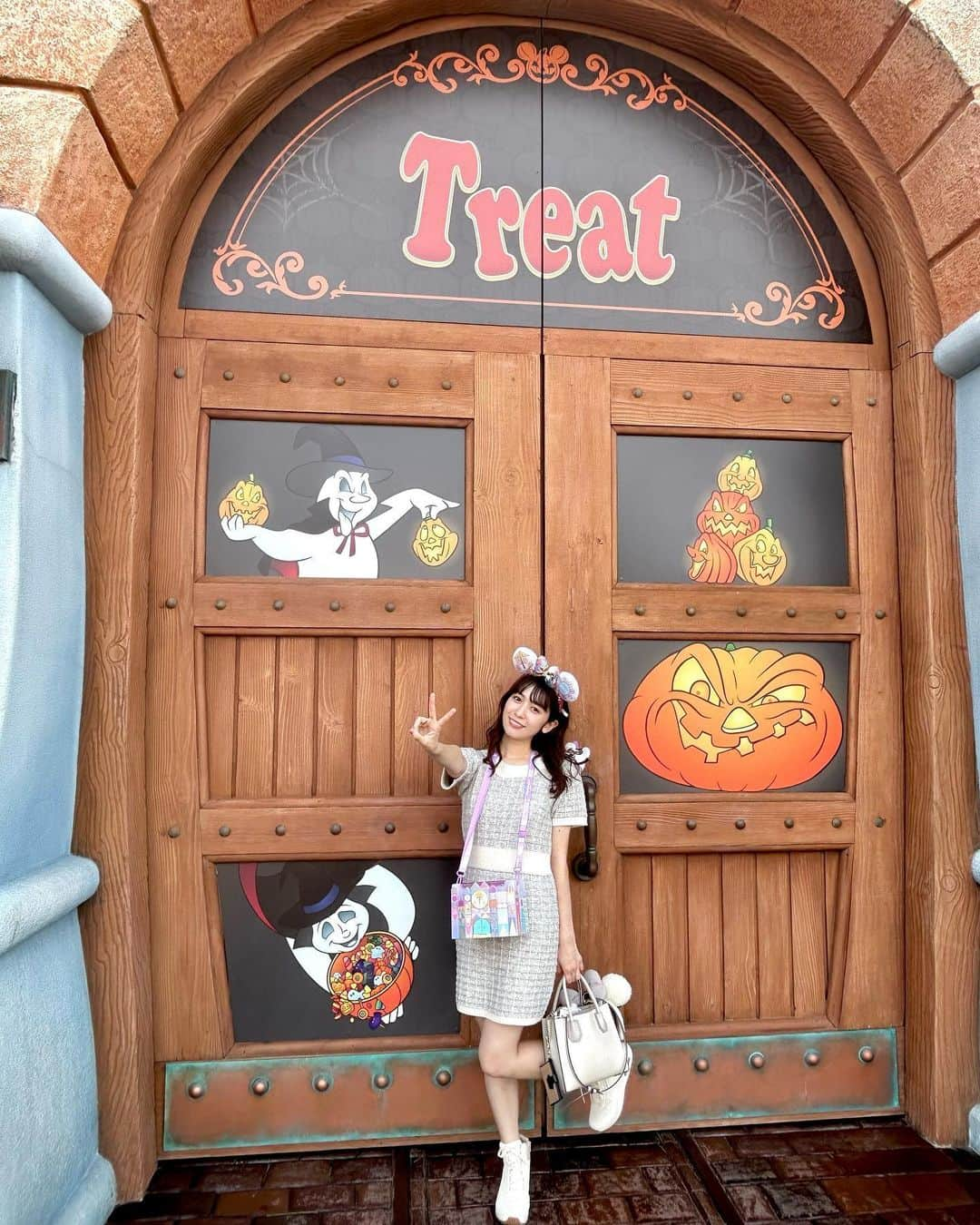 小泉遥香さんのインスタグラム写真 - (小泉遥香Instagram)「￤𝓱𝓪𝓵𝓵𝓸𝔀𝓮𝓮𝓷…🎃🍬✨  初めて#肩のせぬいぐるみ を買ってみた⸜(* ॑ ॑* )⸝  ハロウィン限定のパレードを見たり、大好きな｢ホーンテッドマンション・ホリデーナイトメア｣に乗れたりと🎅🎃🕸  めちゃくちゃ満喫しちゃいました🍿✨  photo by…次女るか  #ディズニーランド #東京ディズニーランド #ホーンテッドマンション#ホリデーナイトメア#肩乗せぬいぐるみ  #ハロウィン #Dハロ #アイドル #TDL #disney #halloween #idol #小さい頃はよく仮装して行ってたなぁ #パーク内にいたミニベルとハイタッチしたよ💛」9月29日 12時44分 - haruka_koizumi_official