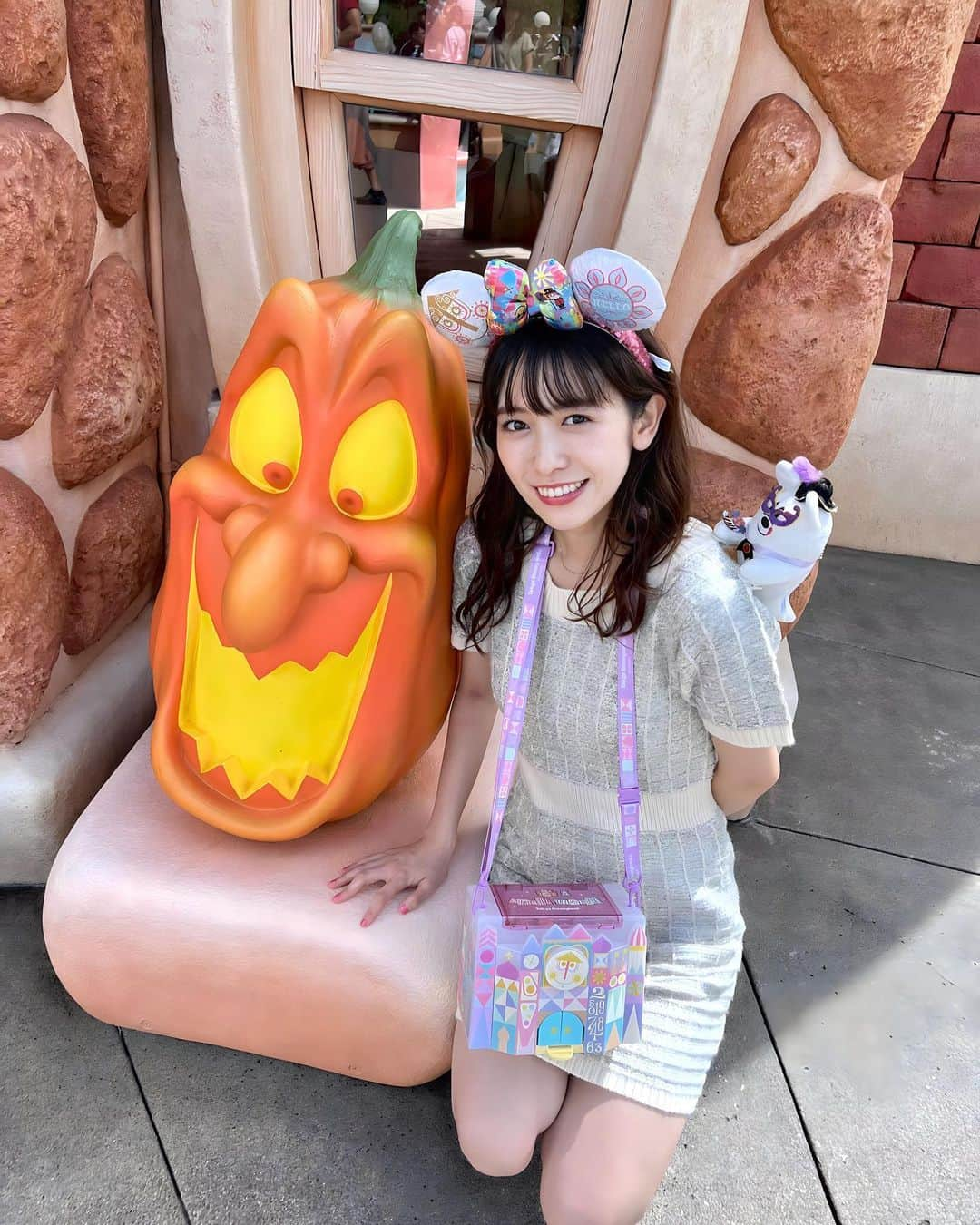 小泉遥香さんのインスタグラム写真 - (小泉遥香Instagram)「￤𝓱𝓪𝓵𝓵𝓸𝔀𝓮𝓮𝓷…🎃🍬✨  初めて#肩のせぬいぐるみ を買ってみた⸜(* ॑ ॑* )⸝  ハロウィン限定のパレードを見たり、大好きな｢ホーンテッドマンション・ホリデーナイトメア｣に乗れたりと🎅🎃🕸  めちゃくちゃ満喫しちゃいました🍿✨  photo by…次女るか  #ディズニーランド #東京ディズニーランド #ホーンテッドマンション#ホリデーナイトメア#肩乗せぬいぐるみ  #ハロウィン #Dハロ #アイドル #TDL #disney #halloween #idol #小さい頃はよく仮装して行ってたなぁ #パーク内にいたミニベルとハイタッチしたよ💛」9月29日 12時44分 - haruka_koizumi_official