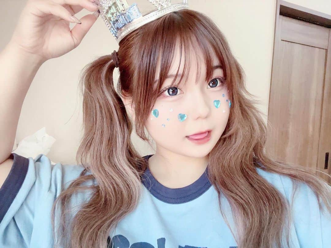 せりなのインスタグラム：「26日に出そうと思ってたらめっちゃ過ぎてたという話。。 26日で20歳になりました🩷 20歳は嫌な事でもやり遂げようという目標立てました😌」