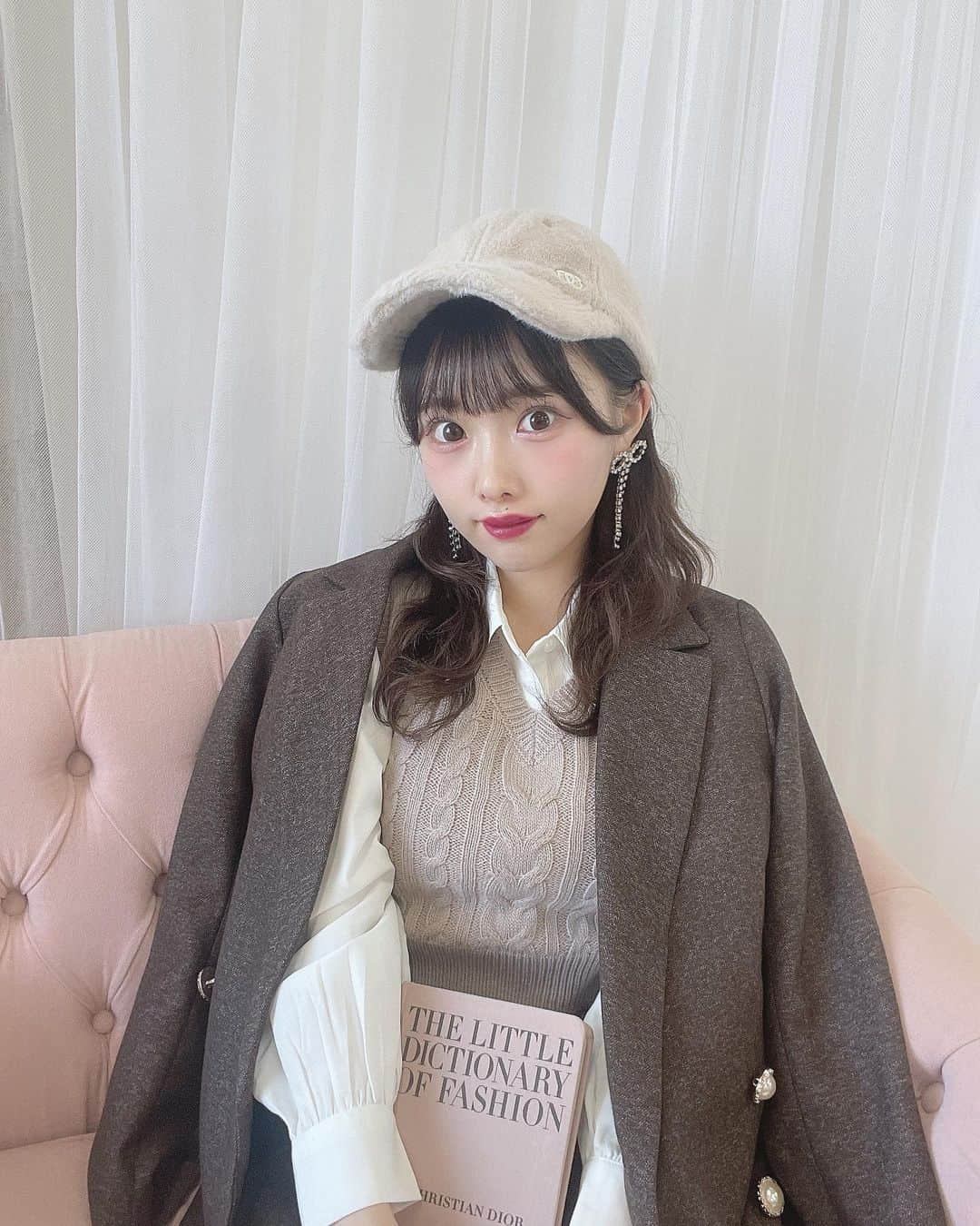 evelyn.coordinateさんのインスタグラム写真 - (evelyn.coordinateInstagram)「𝐀𝐮𝐭𝐮𝐦𝐧 𝐂𝐨𝐥𝐥𝐫𝐜𝐭𝐢𝐨𝐧💒💕  早くこのコーデしたい秋先取りコーデ⸝⸝⸝♡︎  evelynでは珍しいカジュアルなジャケットが イマドキっぽくでフレンチ感あって可愛い.ᐟ.ᐟ.ᐟ  とりあえず骨ストさんは買った方がいい気がする肩がけした瞬間着痩せ効果発揮してびっくり✩.*˚  インナーで使ってるシャツとベスト 実は…ワンピースなんだけど上手く裾を出ないように 着たらめちゃめちゃ可愛くてみんなに見せたくて 早速UPしちゃいました♪♪  ブラウンの同系色でまとめるの秋っぽくて めちゃめちゃ可愛いの.ᐟ.ᐟ.ᐟ  プリーツスカートも短めなサイズ感でジャケットを羽織った時に少しチラ見えするのがあざとかわいい⸝⸝⸝♡︎  生地がしっかりしてるからプリーツだけど腰周りのボリューム感も気にならずに着れちゃいます✩.*˚  ⿻クーポンコード⿻ 【 evin1stwat 】 公式通販サイトにてご購入の際に 私専用クーポンコードをご入力すると ポイント 2倍プレゼント♡♡  #evelyn #エブリン #冬アウター #コート #双子コーデ #フレンチガーリー  #ガーリーコーデ #甘めコーデ  #アパレル店員  #大人可愛いガーリーコーデ #大人可愛い  #骨格ストレート #低身長コーデ #ブルベ #ootd #outfit #fashion  #有名になりたい  #お洒落さんと繋がりたい #いいね #フォロー #fashionista #instafashion #l4l  #likeforlikes」9月29日 12時57分 - evelyn.coordinate