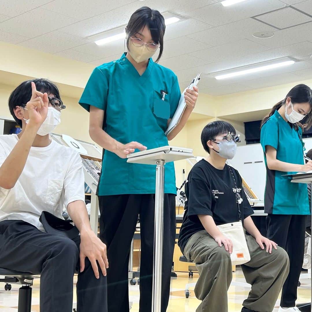 東京医薬専門学校さんのインスタグラム写真 - (東京医薬専門学校Instagram)「視能訓練士科2年生👀 保護者参観を行いました🌸  家族やお友達を呼んで、眼科検査を体験していただきました✨  保護者の方から、 「我が子の成長が見れて良かった！」 「普段体験できない眼科検査が受けれて楽しかった！」 などのご感想をいただけました☺️  学生からは、 「学校で学んでいることを親に見学・体験してもらえて良かった」 「友達に眼科検査をして楽しんでもらえた」 と緊張しながらも一生懸命検査をしてました！  2年生は成長した姿を見せれたかな？  #視能訓練士 #視能訓練士のたまご #ort #東京医薬看護専門学校 #tcm #医療 #看護師 #保護者参観 #資格取得 #勉強垢 #仕事 #眼科 #眼鏡 #コンタクト」9月29日 12時54分 - tokyo_iyaku