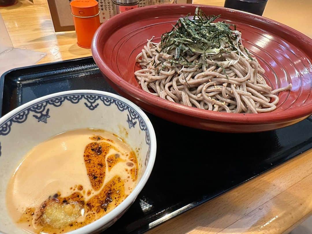 まえちゃんねるのインスタグラム：「今日のランチは、金胡麻つけ蕎麦。つけ汁がゴマとは初体験。麺も太めで食べ応えあり😊  #ランチ #今日のランチ #金胡麻つけ蕎麦 #蕎麦 #そば」
