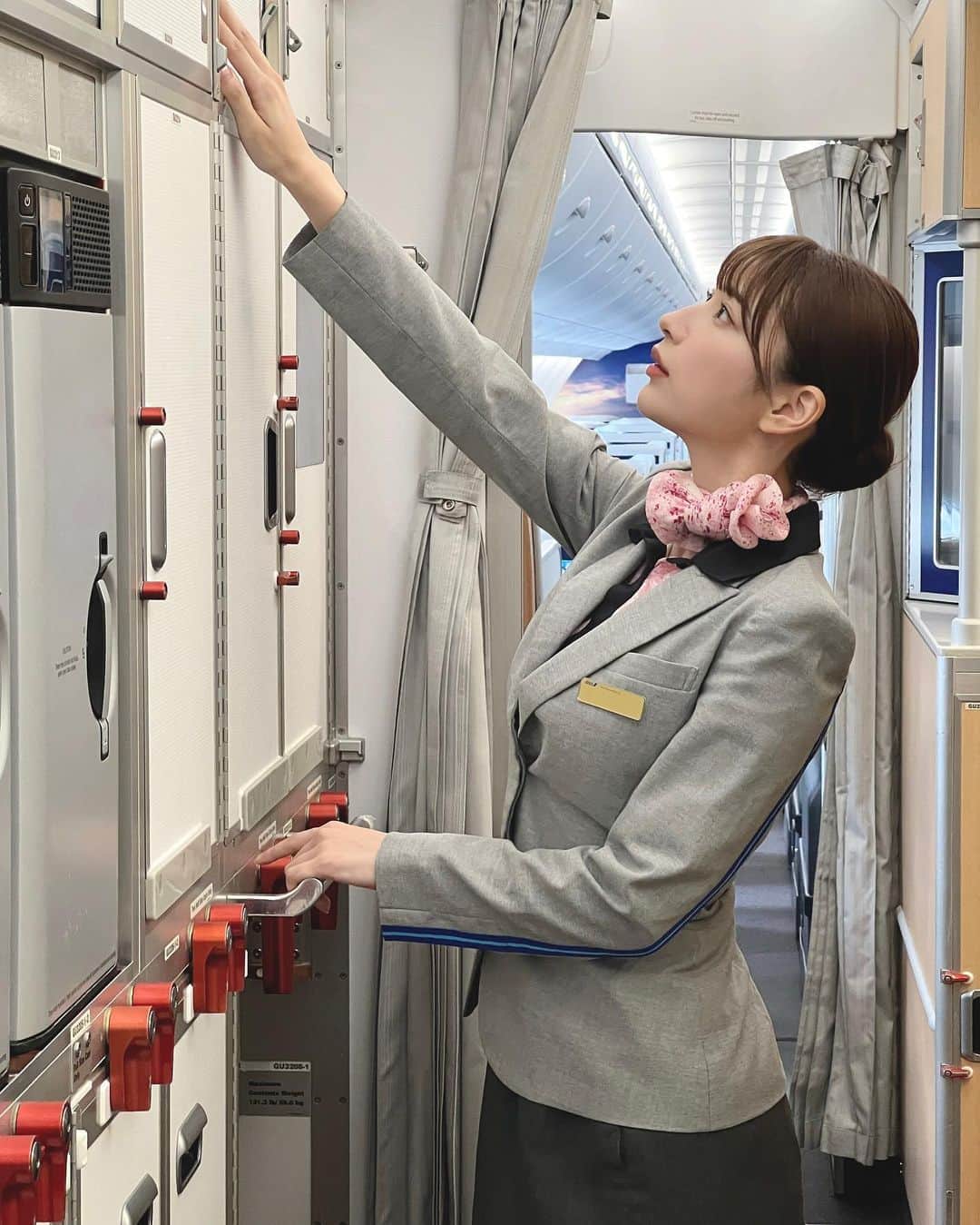 雪平莉左さんのインスタグラム写真 - (雪平莉左Instagram)「本日発売のFRIDAYにCAで登場してます✈️  ANAさんと初コラボということで実際に旅客機で撮影しました♩ @ana.japan   ぜひチェックして下さい☑️  #FRIDAY#ANA」9月29日 13時00分 - risa_yukihira