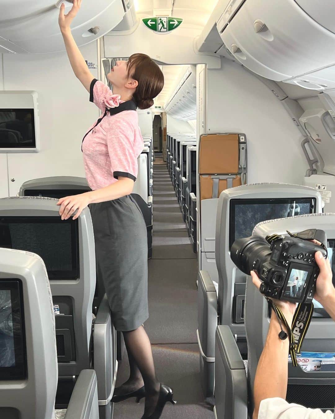 雪平莉左さんのインスタグラム写真 - (雪平莉左Instagram)「本日発売のFRIDAYにCAで登場してます✈️  ANAさんと初コラボということで実際に旅客機で撮影しました♩ @ana.japan   ぜひチェックして下さい☑️  #FRIDAY#ANA」9月29日 13時00分 - risa_yukihira