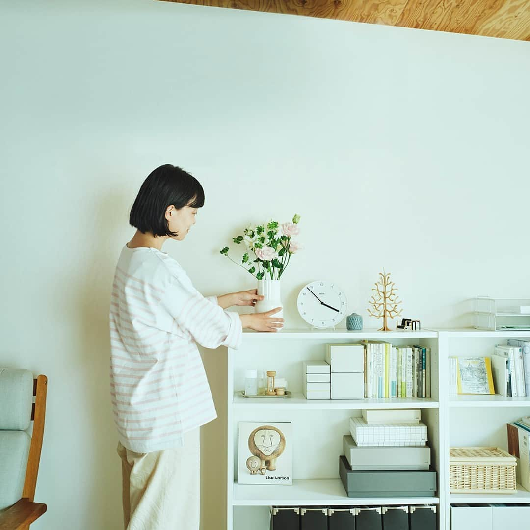 北欧、暮らしの道具店さんのインスタグラム写真 - (北欧、暮らしの道具店Instagram)「お花初心者さんにもおすすめ テクいらずの「フラワーベース」  - - - - - - - - - - - - - - - - -   花やグリーンのある暮らしに 憧れはあるけれど、 飾り方やお手入れなどに 少しハードルを感じていて……。  今回は、そんな想いのある方が 気軽に花を楽しめるようにと、 フラワーアーティストの 前田有紀さんと作った フラワーベースのご紹介です。  どんな花も飾りやすい秘密は その絶妙なサイズ感。  生花店でよく売られている 30~60cmの長さの花に ちょうど良い大きさなので、 花と花瓶のバランスを考えず 飾るだけでいい感じになります。  安定感がしっかりあるので、 大ぶりなブーケや枝ものも 飾ることができますよ。  素材はなめらかで艶のある白磁製。 水アカやくもりなどの汚れが 目立たないのも嬉しいところ。  間口は広いつくりなので、 お手入れも楽ちんです。  生け方や、お手入れ方法など、 お花がわかるリーフレットを 商品と一緒にお届けします。  このフラワーベースで 花との暮らしを始めてみませんか。  . ーーー 掲載のアイテムはこちら▼ ーーー . ☑︎「花との暮らし、はじめよう」白磁のフラワーベース . ▶︎ プロフィールのリンクから、お値段・サイズなど詳しい情報をご覧いただけますよ。→@hokuoh_kurashi . 🎁「クラシ手帳2024」プレゼントキャンペーン実施中！お買いものいただいた方に、当店オリジナルの手帳を無料でお届けいたします。 .#KURASHIandTripsPUBLISHING #interior#interiors#livingroom#homedecor#instahome#homewares #インテリア#北欧インテリア#リビング#寝室#賃貸#賃貸インテリア#白磁のフラワーベース#フラワーベース#花器#花のある暮らし#チューリップ #インテリア雑貨#シンプル#シンプルライフ #シンプルデザイン#暮らしを楽しむ#日々の暮らし #北欧#暮らし#北欧暮らしの道具店」9月29日 13時00分 - hokuoh_kurashi