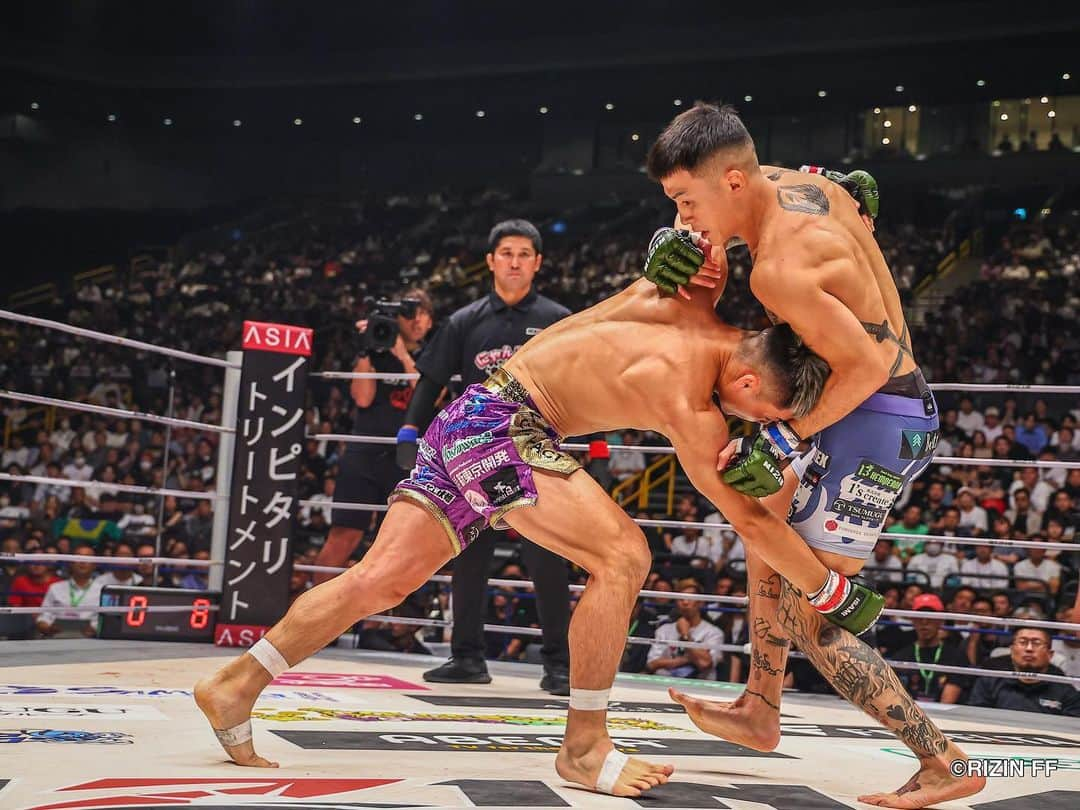 RIZIN FF OFFICIALのインスタグラム：「#RIZIN44 Match,9 "𝐅𝐨𝐫𝐦𝐞𝐫 𝐂𝐡𝐚𝐦𝐩𝐢𝐨𝐧 𝐯𝐬 𝐅𝐚𝐧 𝐅𝐚𝐯𝐨𝐫𝐢𝐭𝐞" ---------------- @juntaro0228 defeats @k12_smoker by Unanimous Decision.  #rizin #rizinff #mma #fighter」