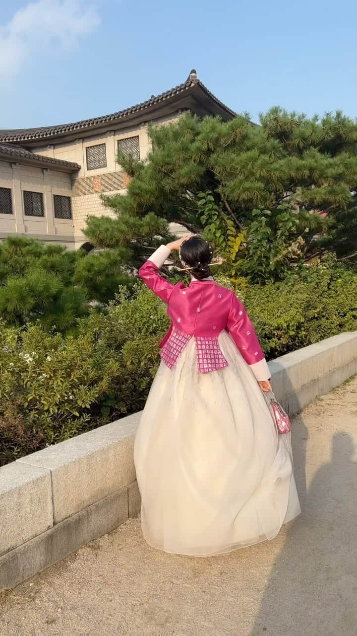 リュ・ファヨンのインスタグラム：「즐거운추석되세용💕  📸: @marnie_marine」