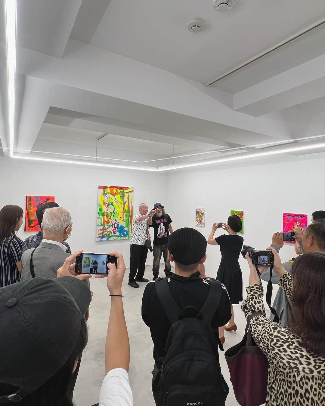 野村真季さんのインスタグラム写真 - (野村真季Instagram)「蛭子能収「最後の展覧会」へ  会期が明日までと迫る中、見に行ってきました。 実は収録ですでに映像としては目にしていたのですが、やはり生で見ておきたくて。  広くはないギャラリーの中は、お客さん同士がぶつからないように気をつけるほど、たくさんの方が。  昔の作風とは違って、現代アートのような色使いや大胆な構図、迫力ある画風。それに添えられているタイトルの面白さはやはり蛭子さんのようであるし、認知症になられた今も蛭子さんはこれまでとは違う形でまた表現されているのが、本当に素晴らしかった。 昔のようにいられることがいいのではなくて、その時その状態でしか生み出せないものがあることをしっかりと見せてもらったように思うのです。  昔「虎ノ門」という番組で一緒だった友人 @mari.goto が昨日感想を寄せてくれ、  「認知症になっても、今までの人生がなくなるわけじゃなくて、また新しい扉を一つ開いて進んだだけなんだと思いました」と感じ入っていた。  この言葉を噛み締めながら絵を見ていると、 蛭子さんがギャラリーに入っていらっしゃいました。  その瞬間、 皆がちょっと息を呑むような静かな高揚感に包まれた。 誰も「わぁー」とか「きゃー」と声を上げず、ただじっと蛭子さんに注目している。  主催の根本敬さんと並んで、展覧会の方が写真撮影する様子を、私も少し離れたところから撮影させてもらいました。  付き添いの方にマスクや帽子を取ってもらったり、 おもむろにする「ピース」が裏になっていて、根本さんに「こうだよ」と直されていたり、微笑ましさのある瞬間。  これまで見てきた蛭子さんと、 認知症の蛭子さん。 そして変わりゆく画風。  自分の中で消化するのに少し時間が必要で、表参道にてアップルパイ休憩。  #蛭子能収 さん #最後の展覧会  【追記】 10月1日（日）夜11時55分〜「有吉クイズ」にて、 有吉さんのプライベート密着ロケで、蛭子さんと再会されます！ 有吉さんの突っ込みに顔をくしゃっとした笑う蛭子さんの姿も。」9月29日 13時04分 - masaki__nomura