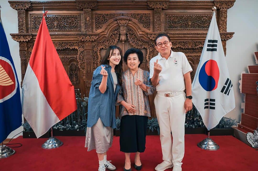 アユ・ティンティンのインスタグラム：「Senengnya hari ini kita sekeluarga bisa berkunjung ke KBRI ketemu Bapak @gandisulis dan Ibu Susi 🥰🙏🏻 sukses dan sehat selalu bapak ibu 😇❤️  초대해주셔서 감사합니다」