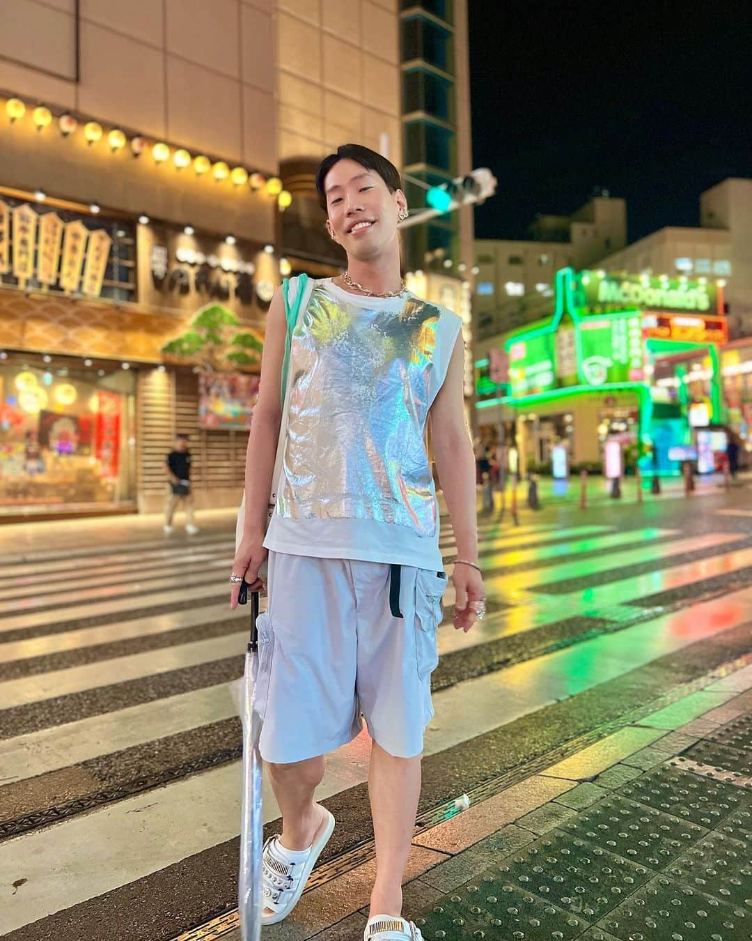 坂口涼太郎さんのインスタグラム写真 - (坂口涼太郎Instagram)「🛫🌈 はいさい沖縄。 いよいよ今夜から #木ノ下歌舞伎「 #勧進帳 」沖縄公演です。 昨夜は那覇散策、色々食べ飲みしながらチラシをお配りし、邦生さんのお誕生日を寿ぐ夜やった。 邦生さんおめでとういつもありがとう💐 沖縄の皆様ぜひ思い立って #なはーと に来てねん。 全力でお待ちしてます🌈  #那覇芸術文化劇場なはーと  @nahart2021」9月29日 13時09分 - ryotarosakaguchi