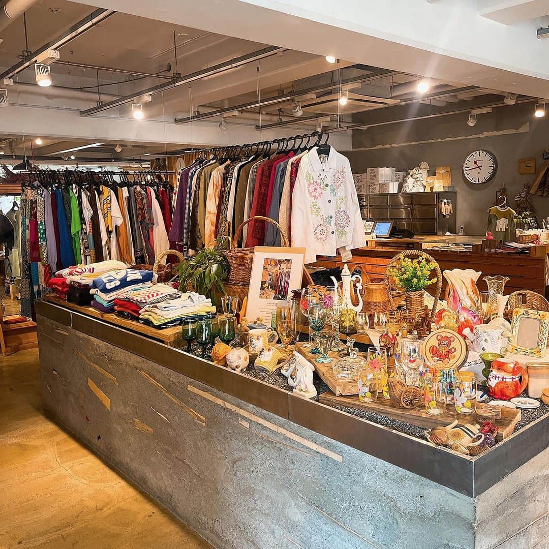 TODAY'S SPECIALのインスタグラム：「<EVENT>  ARCHWAY（アーチウェイ）  自由が丘では、代々木上原にあるUsed、Vintageの雑貨やお洋服を扱う「ARCHWAY（アーチウェイ）」さんのPOP UPを期間限定で開催しています。  キャッチーなお花のペイントのグラスやユニークな色合いの花びんなど、可愛らしくも個性的なアイテムたちが集まりました。 Usedのお洋服もトップスからボトムスまで色々ご用意しております。ほとんどが1点物になりますので、気になったアイテムはお早めに！  たくさんの中から、お気に入りのひとつを見つけにきませんか。  ARCHWAY（アーチウェイ） 9月29日（金）~ 9月26日（木） Jiyugaoka 2F *自由が丘限定の開催です。 *会期最終日は17時までの開催です。  #todaysspecial #トゥデイズスペシャル #archway  #Usedclothing #ビンデージ雑貨 #自由が丘」