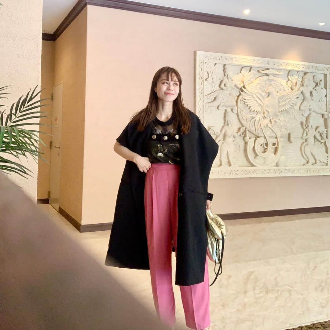 澤辺美香のインスタグラム：「暑過ぎますが少し秋の気分になれるジレを着ました♡  #大人カジュアル #ジレコーデ #maisonspecial #カラーコーデ #カラーパンツコーデ」