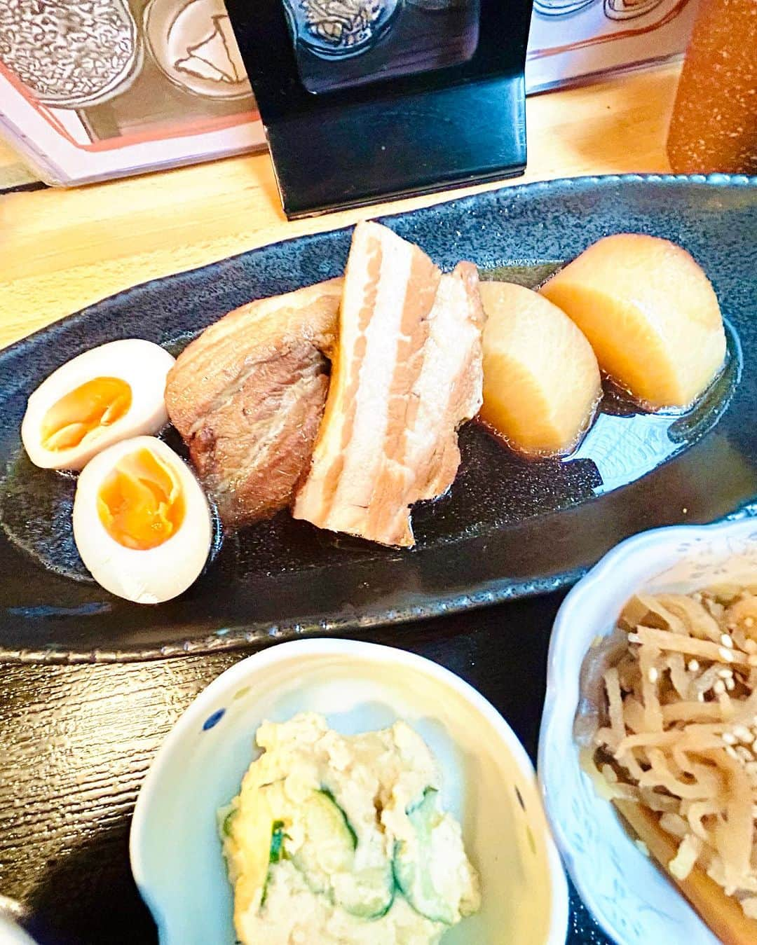 大越かず江さんのインスタグラム写真 - (大越かず江Instagram)「✨本日のランチ🍽✨  埼玉屋西六さんでランチ😋🍴💕 今日は日替わりランチが売り切れだったので💦 赤城豚の角煮ランチ🐽💕 角煮はもちろん🐷 大根が味が染みててめちゃウマでした✋  お腹いっぱい😋  午後も頑張ろー( *˙0˙*)۶🔥  皆さんもファイトです(*•̀ㅂ•́)و✧  ✨✨✨✨✨✨✨✨✨✨✨✨✨✨✨✨✨✨✨✨  ✨Today's lunch 🍽✨  Lunch at Saitamaya Nishiroku😋🍴💕 The daily lunch special was sold out today💦 Akagi pork braised lunch🐽💕 Braised braised meat of course🐷 The radish was soaked in flavor and was so delicious✋  I’m full😋  Let's do our best in the afternoon too ( *˙0˙*)۶🔥  Everyone is fighting too (*•̀ㅂ•́)و✧  ✨✨✨✨✨✨✨✨✨✨✨✨✨✨✨✨✨✨✨✨   #埼玉屋西六店  #和食ランチ  #ランチ  #豚の角煮  #激うま  #幸せな瞬間をもっと世界に #美  #生きる意味 #sexy #セクシー系 #写真好きな人と繋がりたい #女優好きな人と繋がりたい #美意識人と繋がりたい #幸福 #happy #東京 #tokyo #日本 #japan  #美魔女モデル #actress  #資格マニア  #スマイル #笑顔 #followforfollowback #ポートレート女子 #loveyou #仲間募集  #空が好きな人と繋がりたい」9月29日 13時24分 - bluemoonseasky