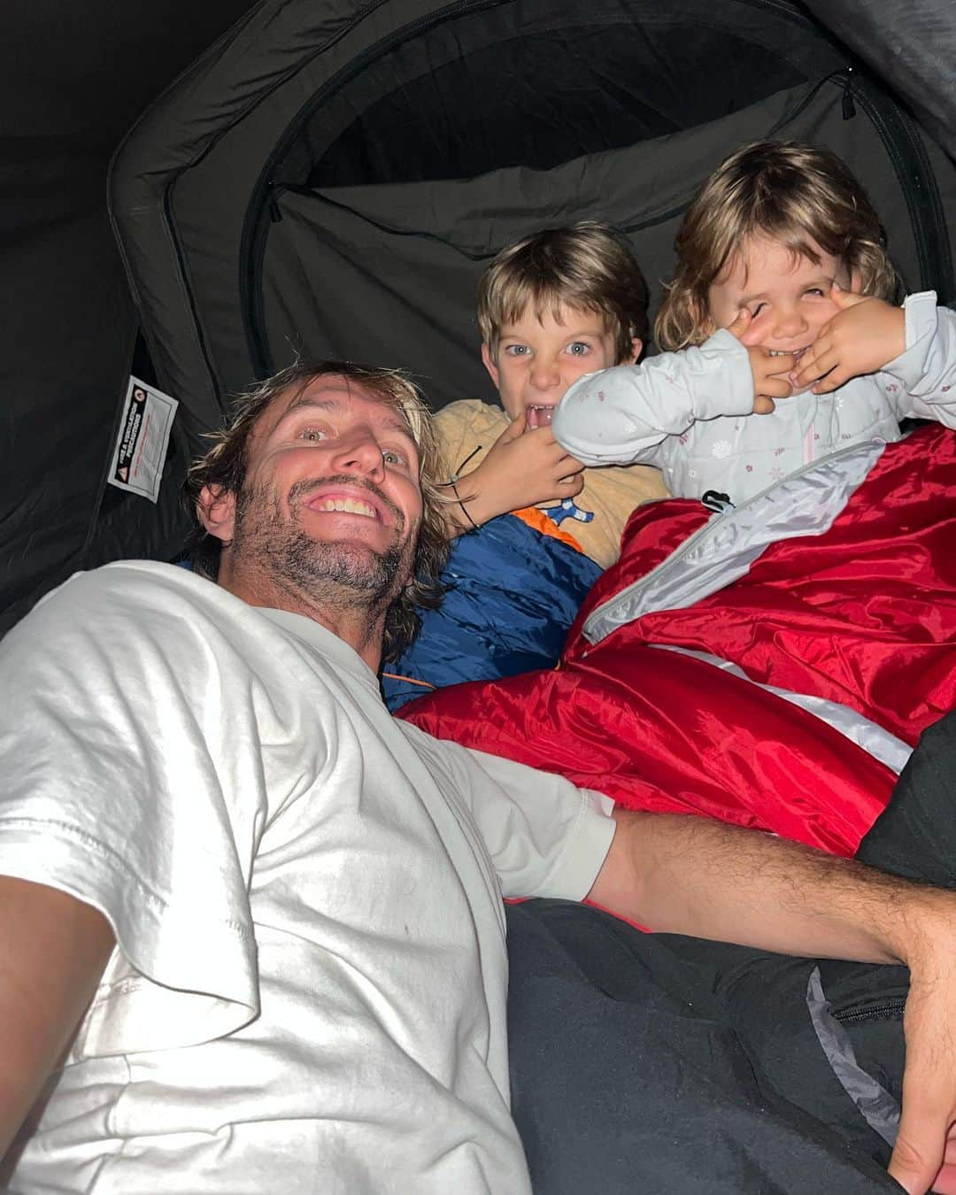 オーウェン・ライトさんのインスタグラム写真 - (オーウェン・ライトInstagram)「First time with both kids by myself out camping.. absolutely loving it. Not sure if the kids are though haha  can’t believe how easy it is when you got the right gear.. thanks @dometic」9月29日 13時26分 - owright