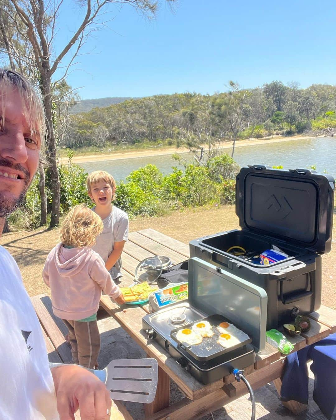 オーウェン・ライトさんのインスタグラム写真 - (オーウェン・ライトInstagram)「First time with both kids by myself out camping.. absolutely loving it. Not sure if the kids are though haha  can’t believe how easy it is when you got the right gear.. thanks @dometic」9月29日 13時26分 - owright