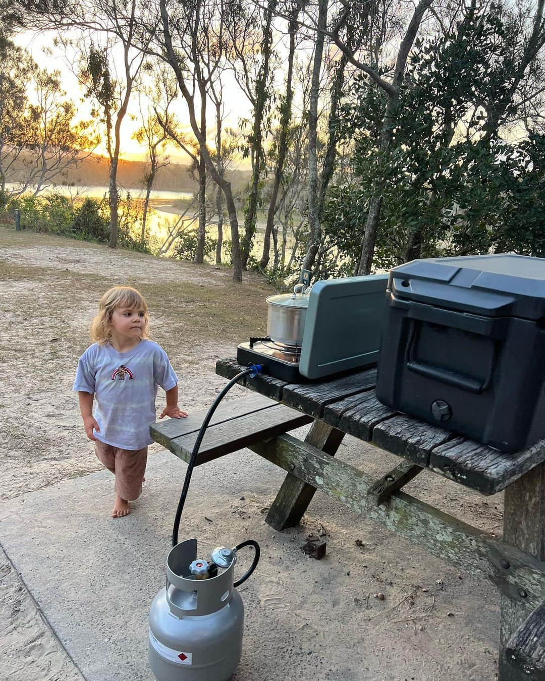 オーウェン・ライトさんのインスタグラム写真 - (オーウェン・ライトInstagram)「First time with both kids by myself out camping.. absolutely loving it. Not sure if the kids are though haha  can’t believe how easy it is when you got the right gear.. thanks @dometic」9月29日 13時26分 - owright