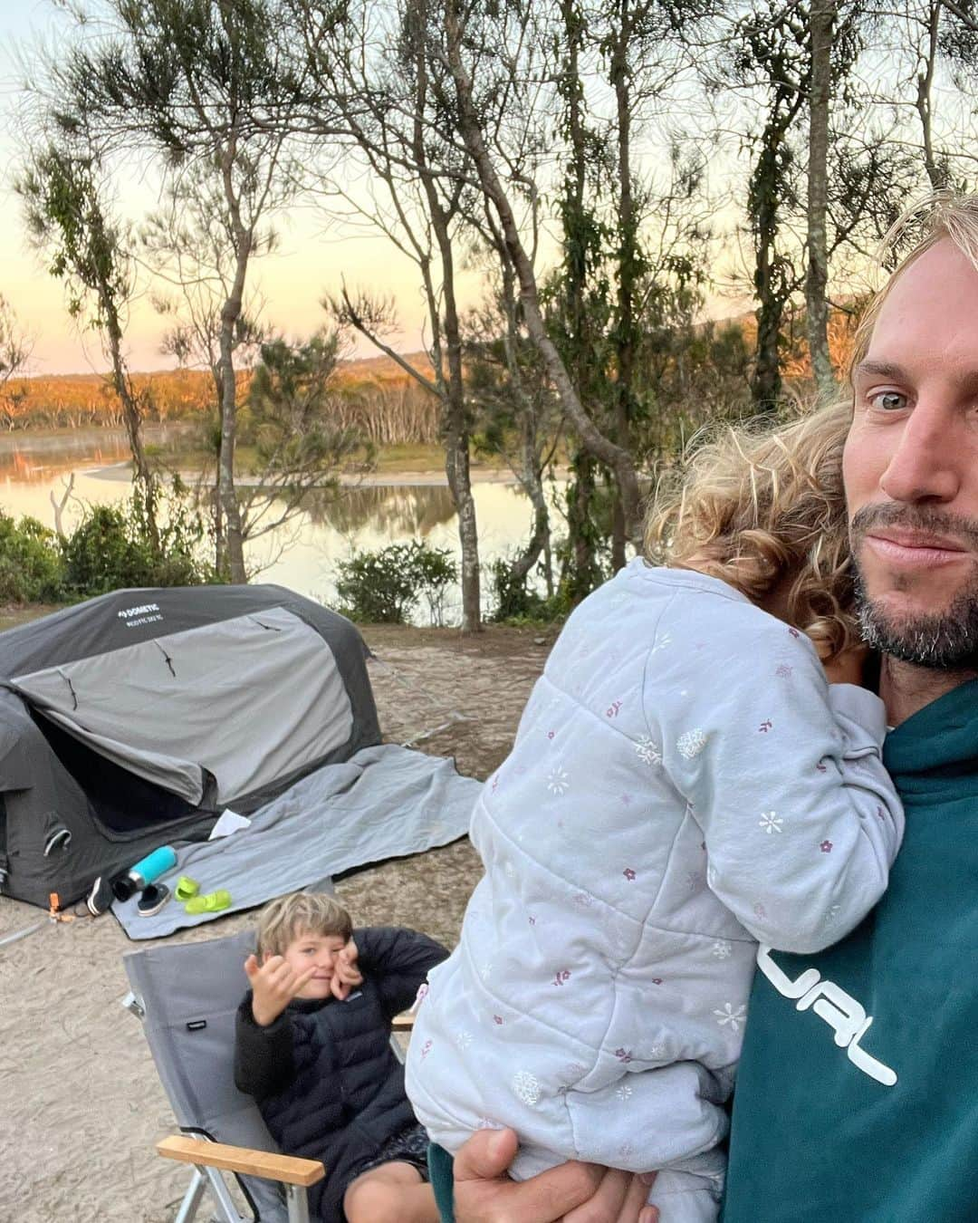 オーウェン・ライトのインスタグラム：「First time with both kids by myself out camping.. absolutely loving it. Not sure if the kids are though haha  can’t believe how easy it is when you got the right gear.. thanks @dometic」