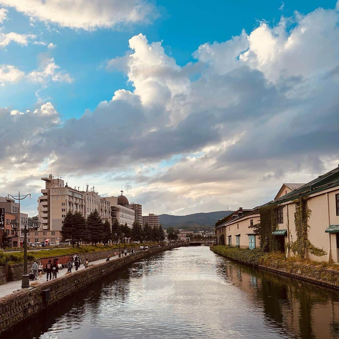 橋本愛奈さんのインスタグラム写真 - (橋本愛奈Instagram)「北海道、 お仕事以外で訪れたのは実に初めてで 空気もご飯も美味しくってリフレッシュされた〜〜！⛰️ 生ノースマン食べれなかった事だけ心残りなので、また行きます🥯 (ちなみに帰ってきてからもずっと独り言で言ってます)  #北海道 #写真じゃ収まりきらない」9月29日 13時26分 - aina_hashimot0