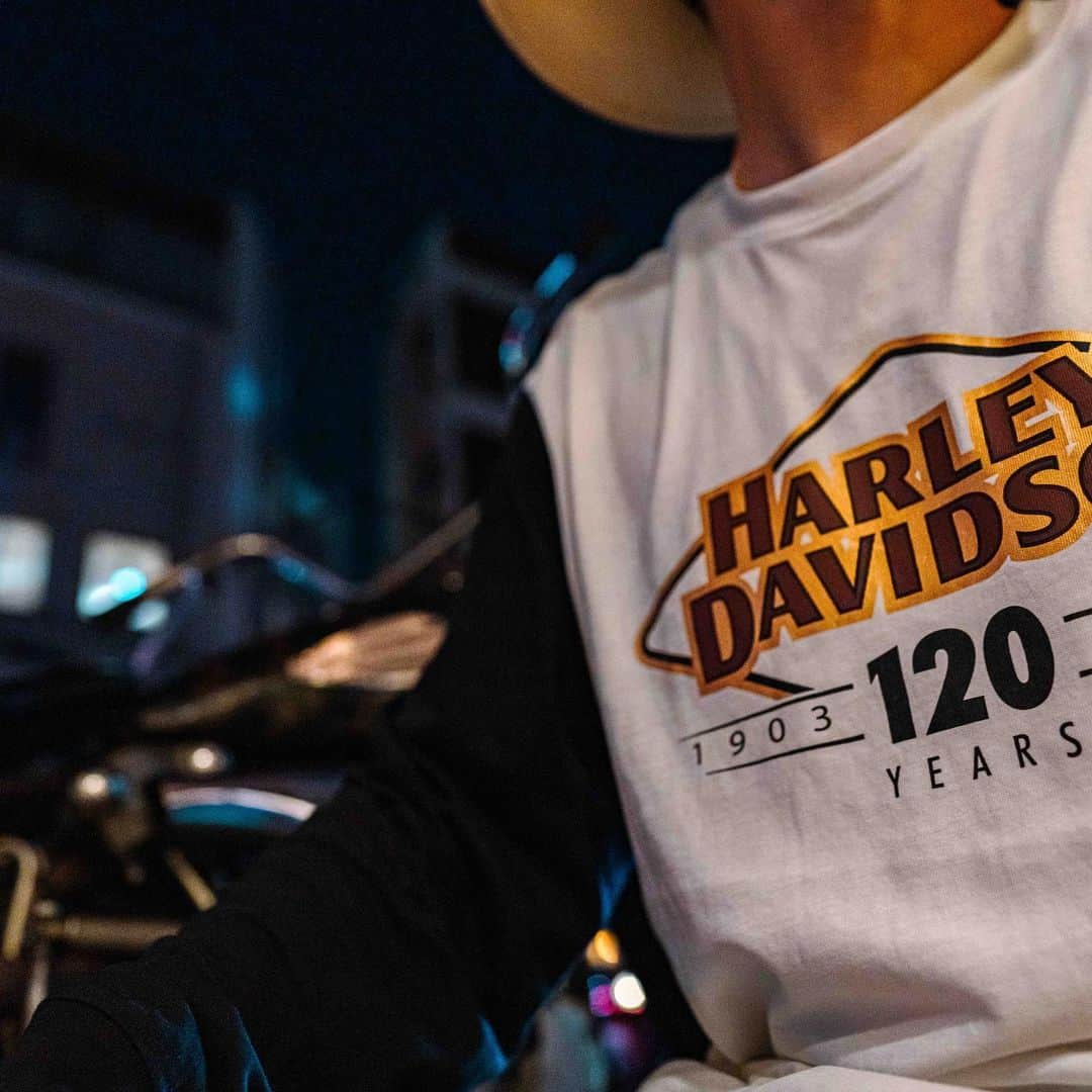 Harley-Davidson Japanさんのインスタグラム写真 - (Harley-Davidson JapanInstagram)「Harley-Davidson Lifestyle 創業120年を記念したスペシャルモデル。袖の切り替えがフックになる長袖TシャツはH-Dラヴァーのマストウェア  https://www.harley-davidson-japan.jp/top/CSfTop.jsp  #ハーレーダビッドソン #HarleyDavidson #UnitedWeRide #ハーレーアパレル #ハーレーライフ #ハーレーのある生活 #ファッション #HarleyDavidsonLifestyle」9月29日 17時00分 - harleydavidsonjapan