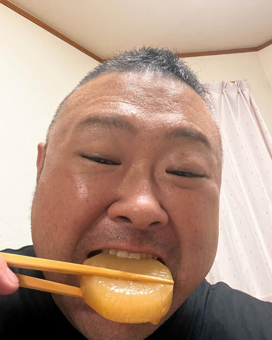 脇知弘さんのインスタグラム写真 - (脇知弘Instagram)「まだまだ暑いですが 熱熱のおでん🍢 クーラーの効いた部屋で汗かきながら 食べるのもいいですね〜👍👍👍  #脇知弘#暑い#熱々のおでん#おでん#クーラー#汗かきながら」9月29日 13時27分 - t_waki_at