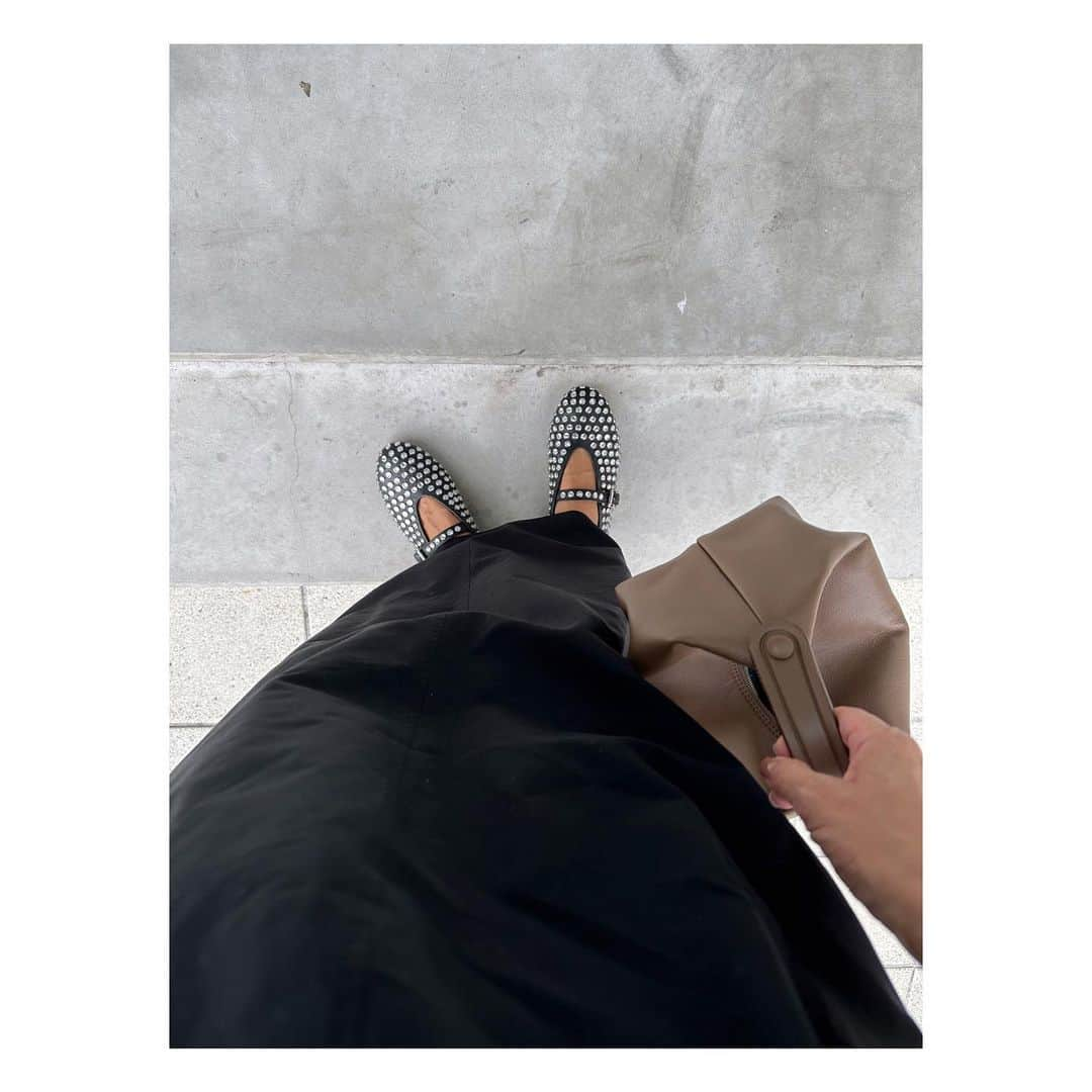 yori designerさんのインスタグラム写真 - (yori designerInstagram)「🤎🖤  bag @therow  shoes @maisonalaia」9月29日 13時30分 - yoko915