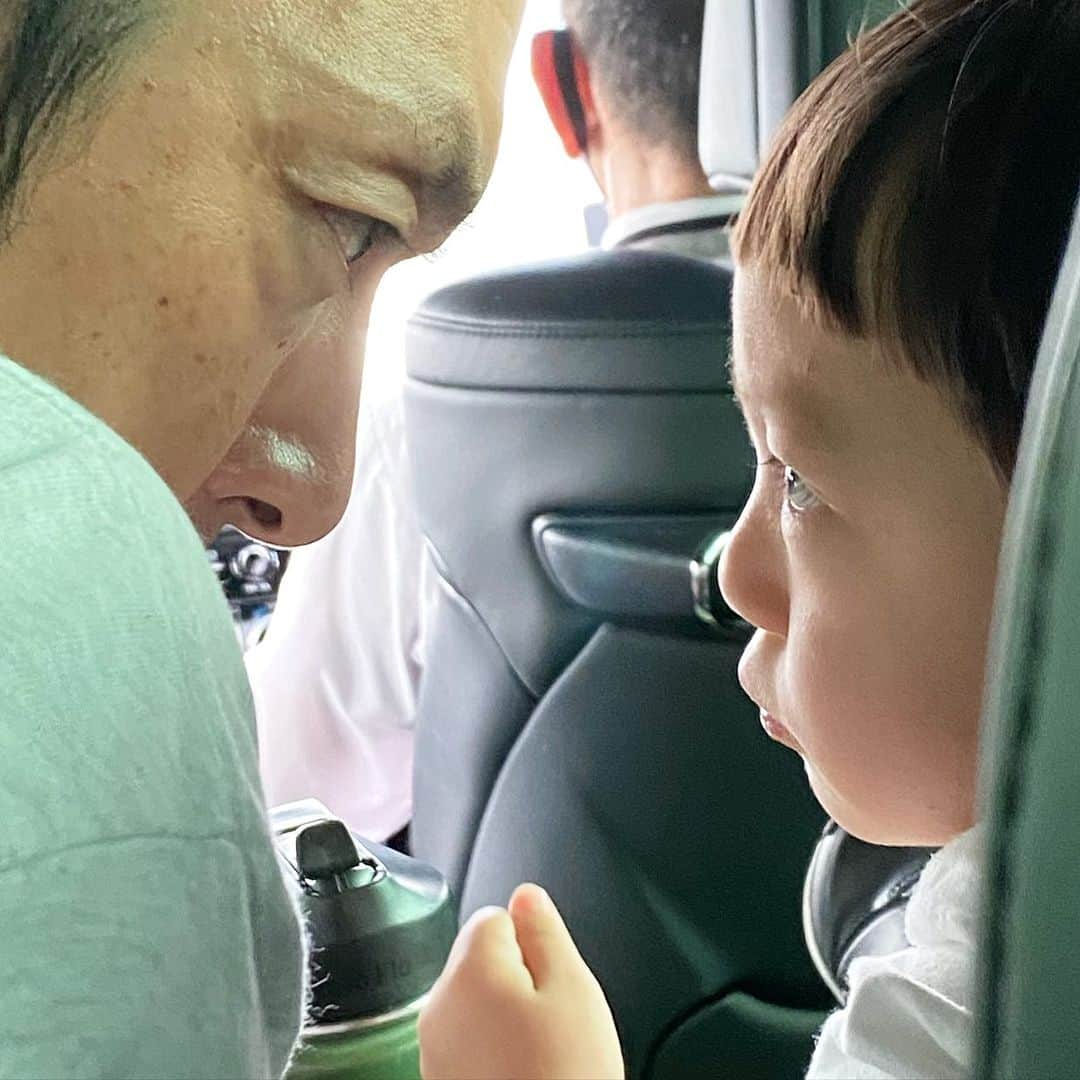 YOPPYのインスタグラム：「. 負けてあげてよ と 願うが まぢ卍ガチ雷親父を持った息子 いっぱい無制限で食べさせているけど 肥えない体質 もっと肥えてこー♡」