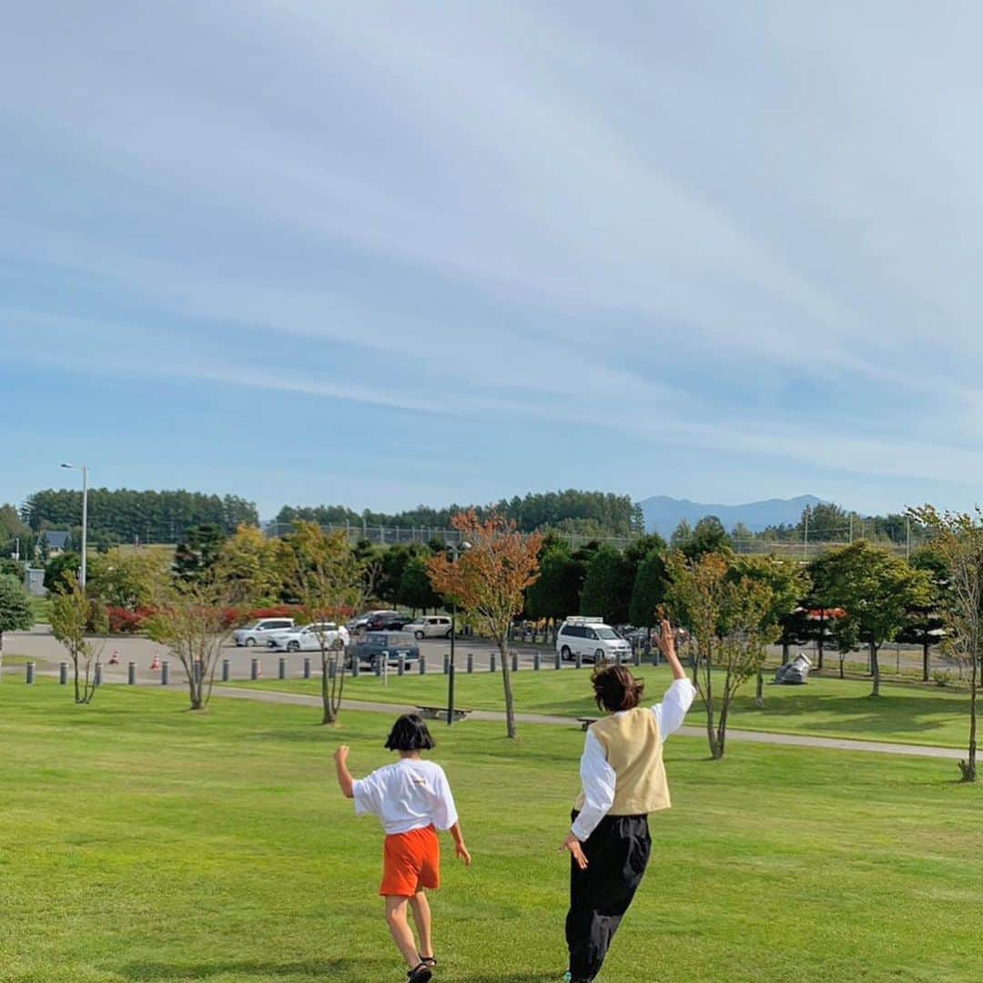 満島ひかりさんのインスタグラム写真 - (満島ひかりInstagram)「❤️ kitta展を見に、弾丸北海道！ 草木染めの美しさ、流れ星、キノコ狩り、キノピの手作りチップス、最強カボチャスープ、ジープの荷台。 初恋ナポリタンでドラマごっこもしました... 笑 （失恋ナポリタンというのもあるらしい）」9月29日 13時41分 - hikarimitsushima