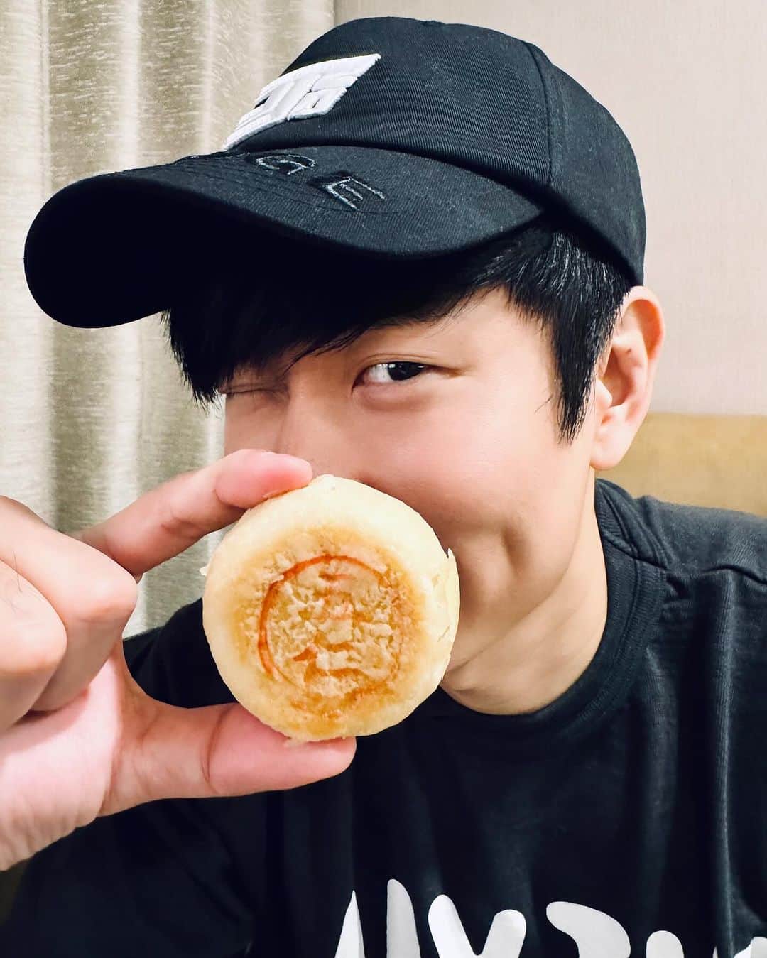林俊傑のインスタグラム：「中秋節快樂！！！ 月餅好吃！！ Happy Mid-Autumn Festival!!  #中秋節快樂 #mooncakefestival」
