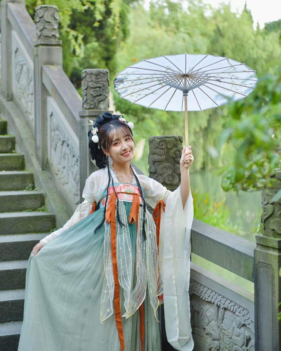 海老沢恵莉香のインスタグラム：「Jadi judul dramanya apa nih?  #漢服 #china #hanfu #中国」