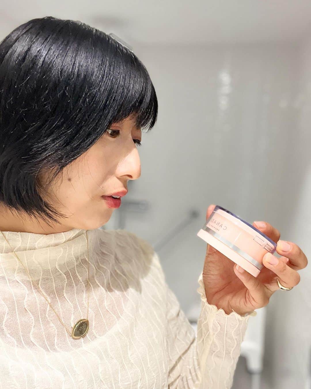 有働文子のインスタグラム：「旅行✈️のお供に、こちら💁‍♀️✨  今回、プレミアアンチエイジング「#カナデルプレミアリフト」を 美的 @bitekicom にいただきました✨  朝晩の寒暖差がとにかーく大きいトゥールーズ🇫🇷  日本のホテルに当たり前にある加湿器がなく、肌もカサカサになるので、こちらを持参して大正解でした🙇‍♀️✨  #美的_CANADEL #CANADEL #オールインワンジェル  #アンチエイジングケア  #フリーアナウンサー #アナウンサー」